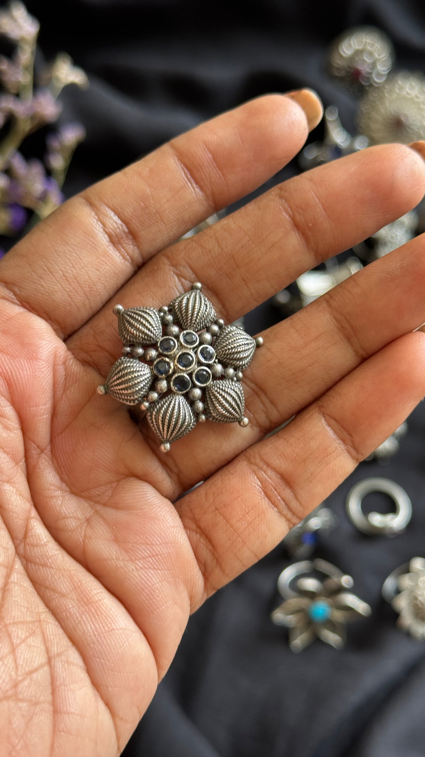 Adjustable floral petal ring - dark blue stones - YCOSFR108