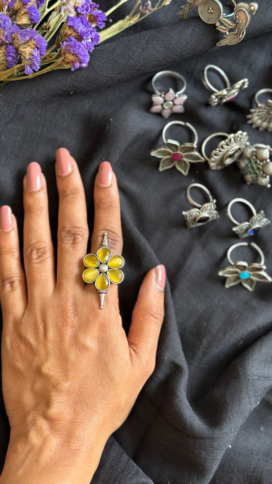 Adjustable floral ring - yellow