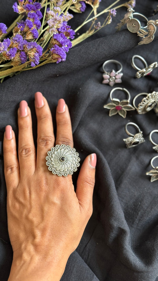 Adjustable Floral Ring - black stone