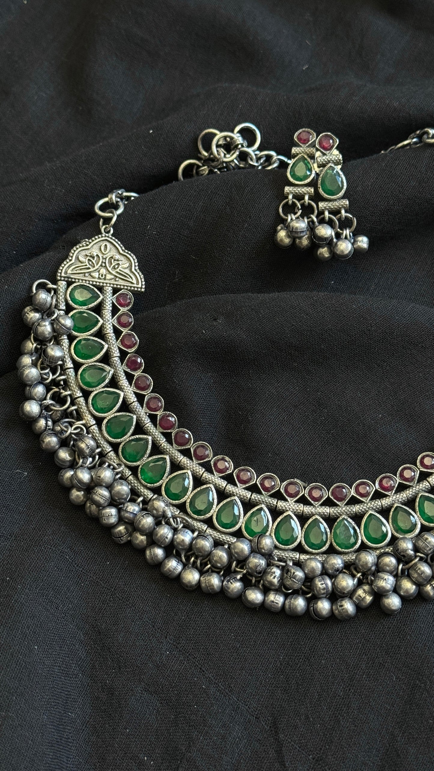 Gungroo choker - red & green