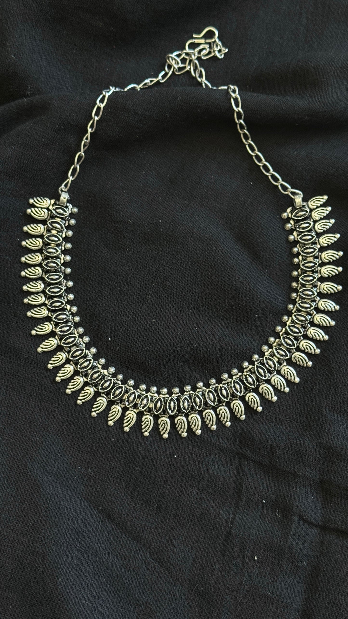 Thin necklace - choker type, adjustable