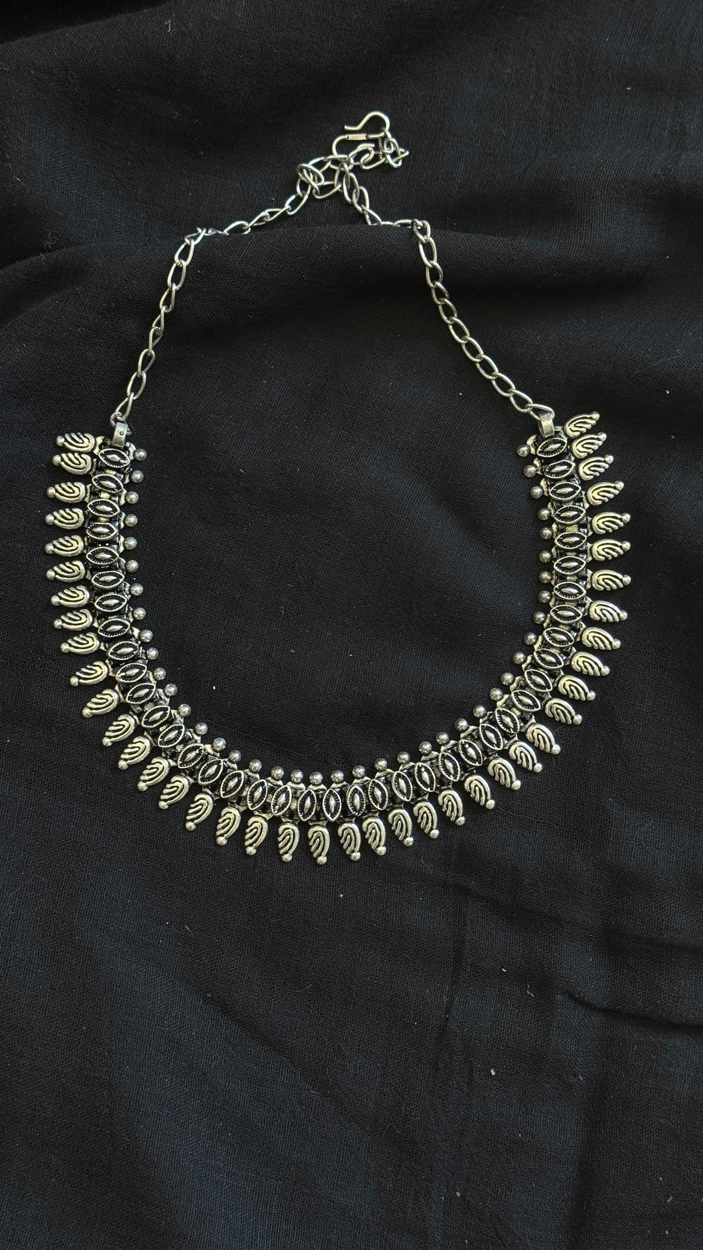 Thin necklace - choker type, adjustable