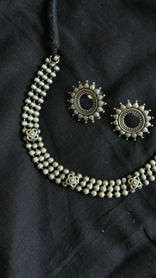 Thin necklace - choker type, with studs