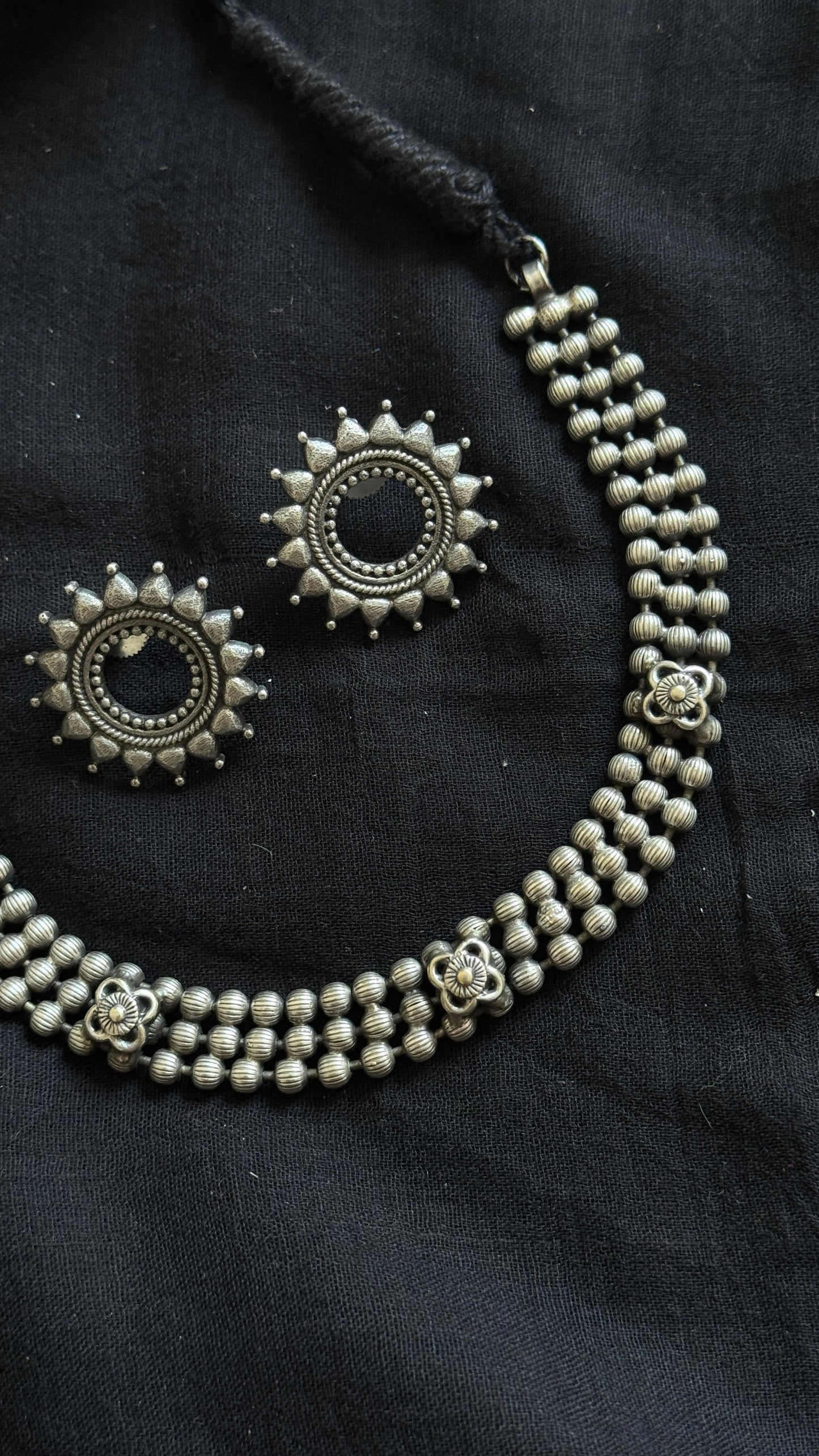Thin necklace - choker type, with studs