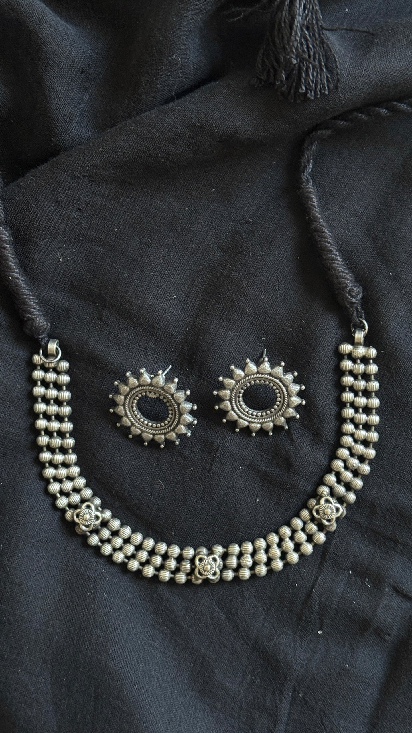 Thin necklace - choker type, with studs