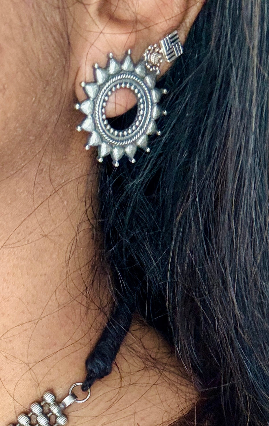 Thin necklace - choker type, with studs