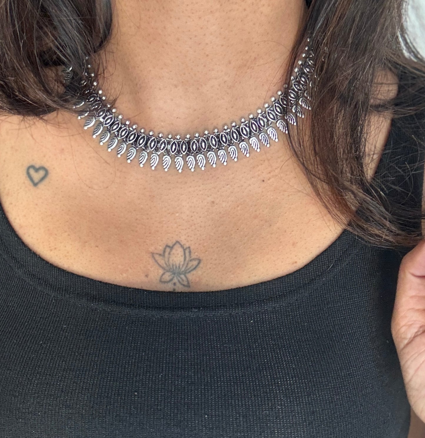 Thin necklace - choker type, adjustable