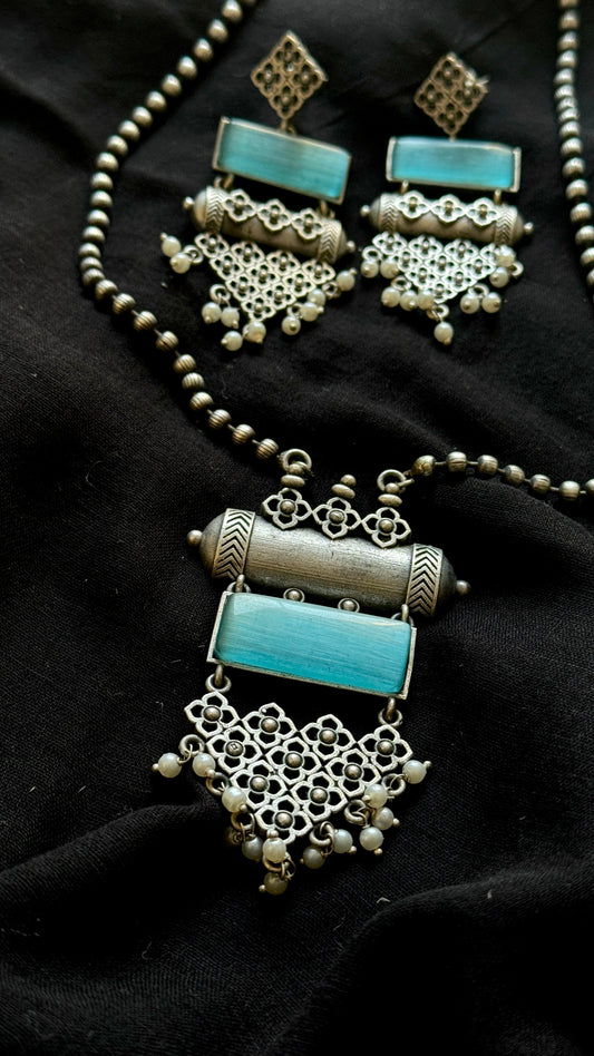 Long chain with pendant & danglers - blue