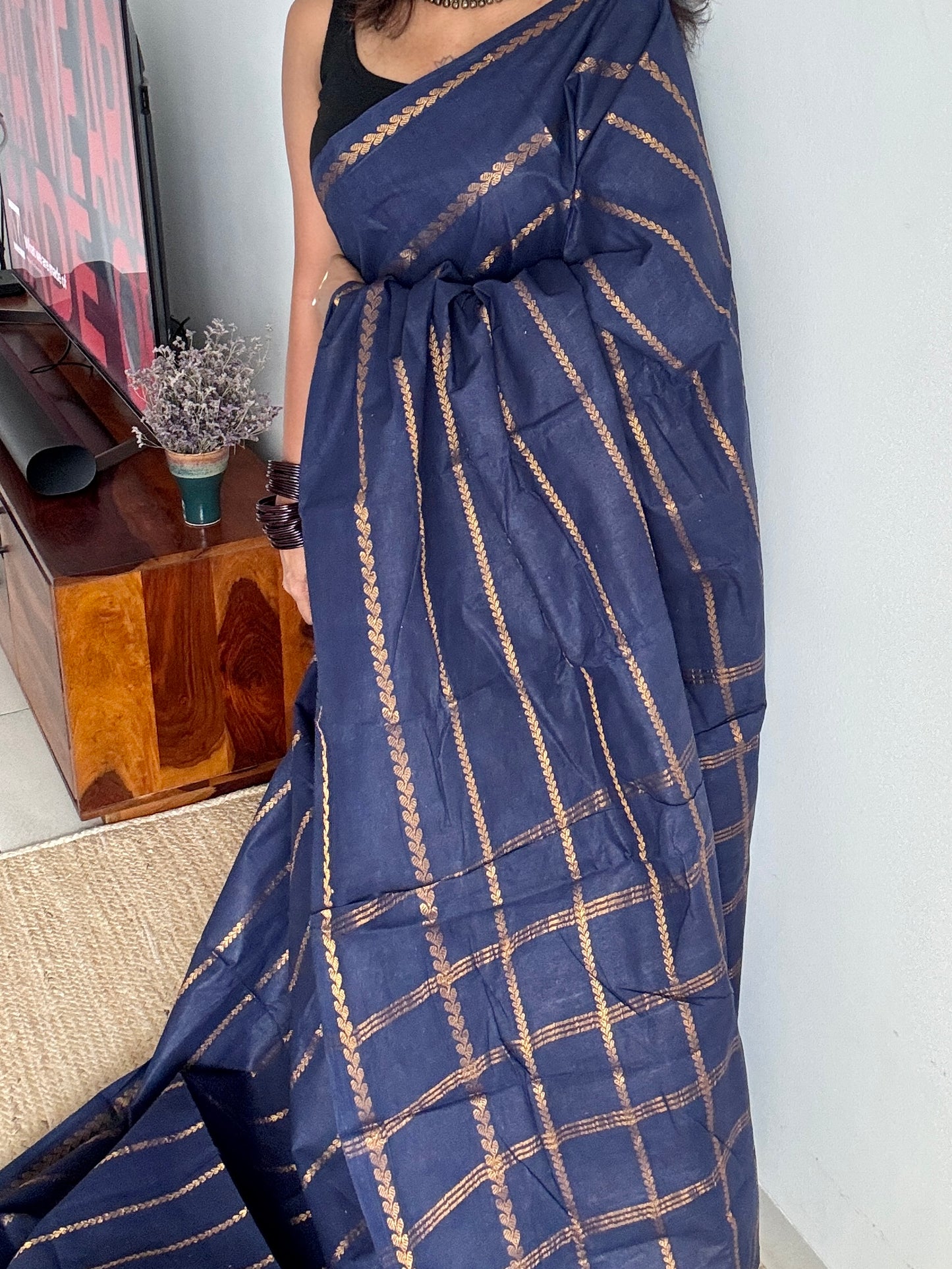 Dark blue veldhaari and patterned sungudi