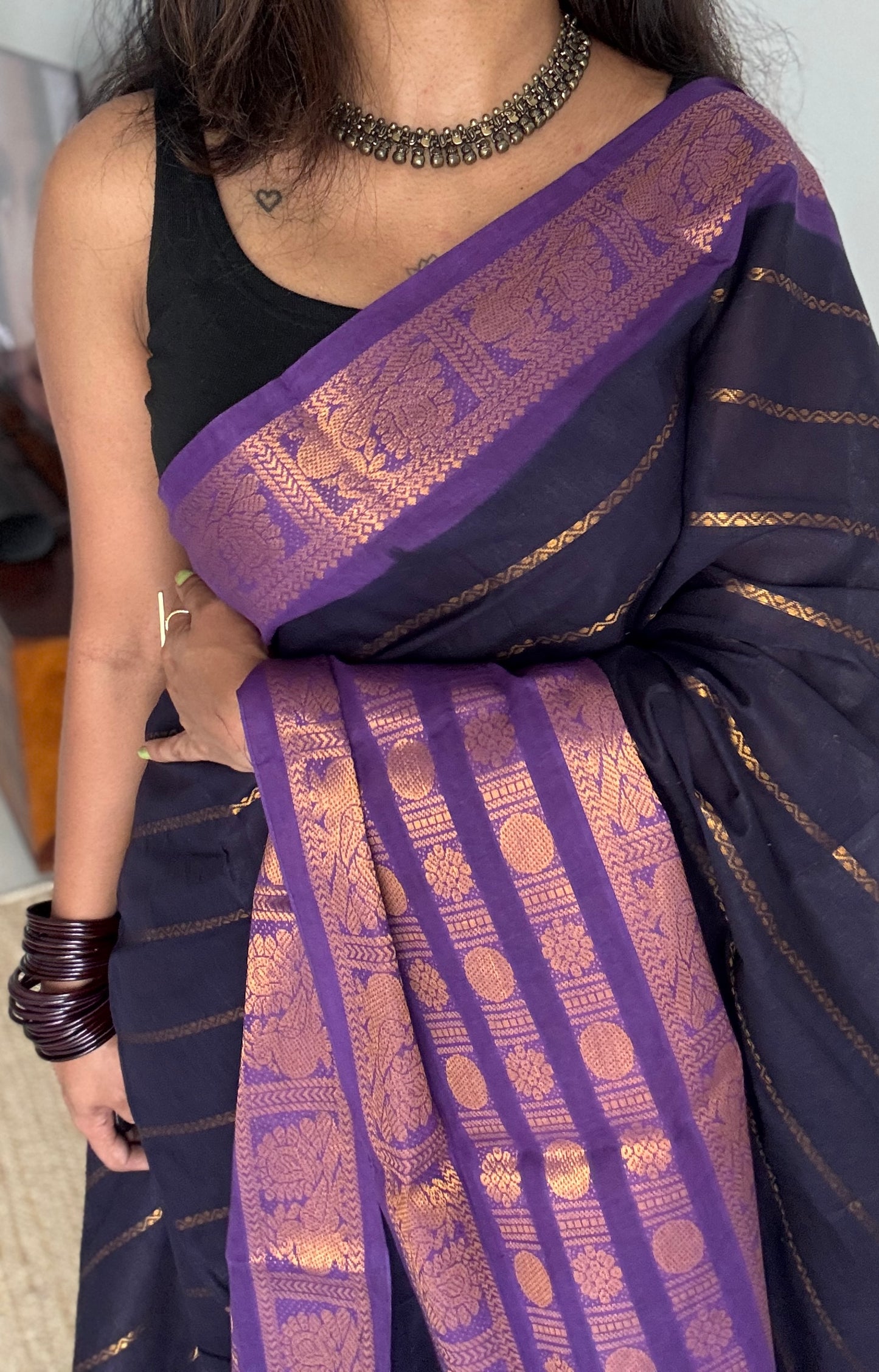 Black and violet sungudi with peacock motif rettai pettu wide border