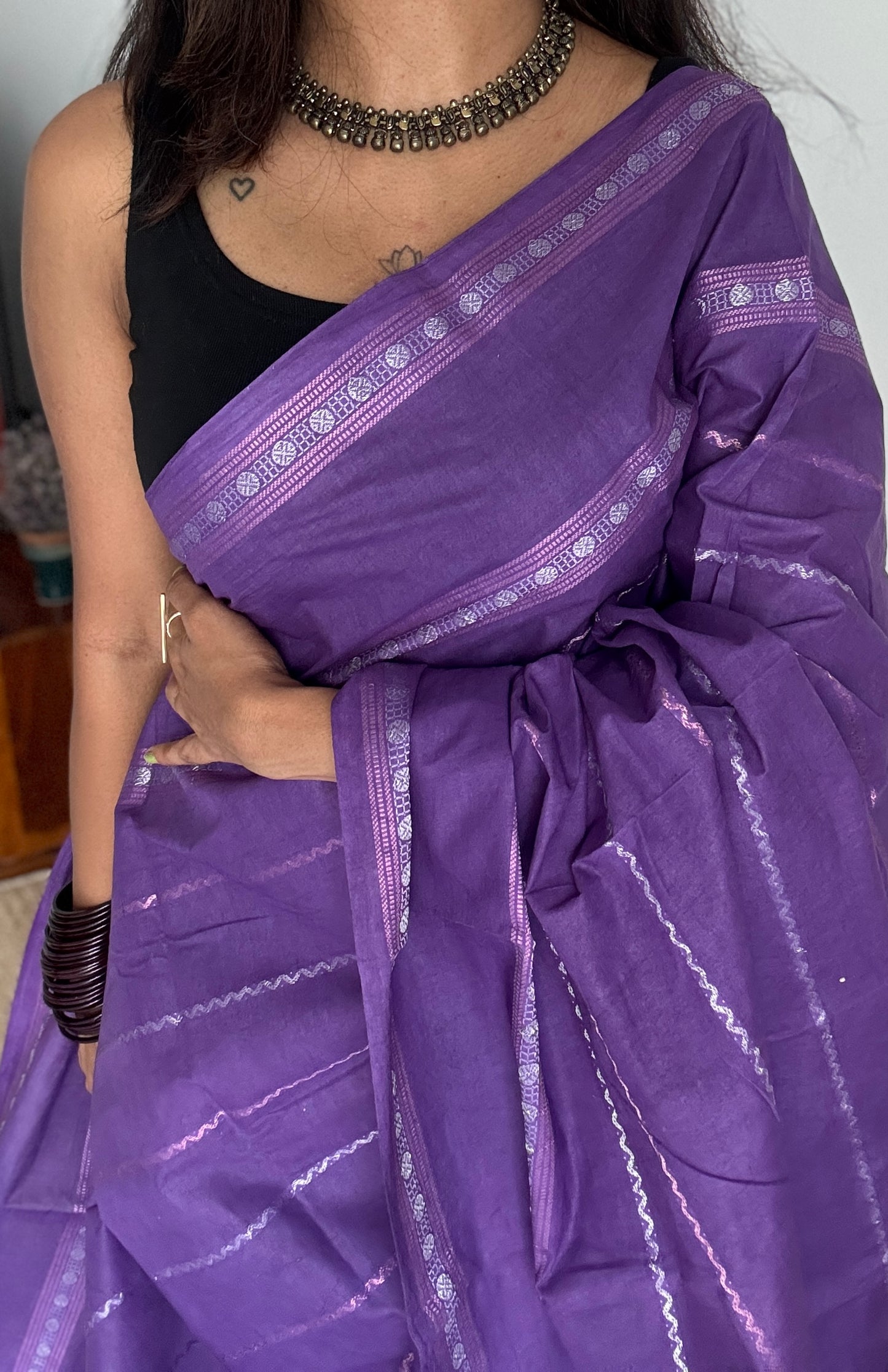 Violet veldhaari and patterned silver zari sungudi