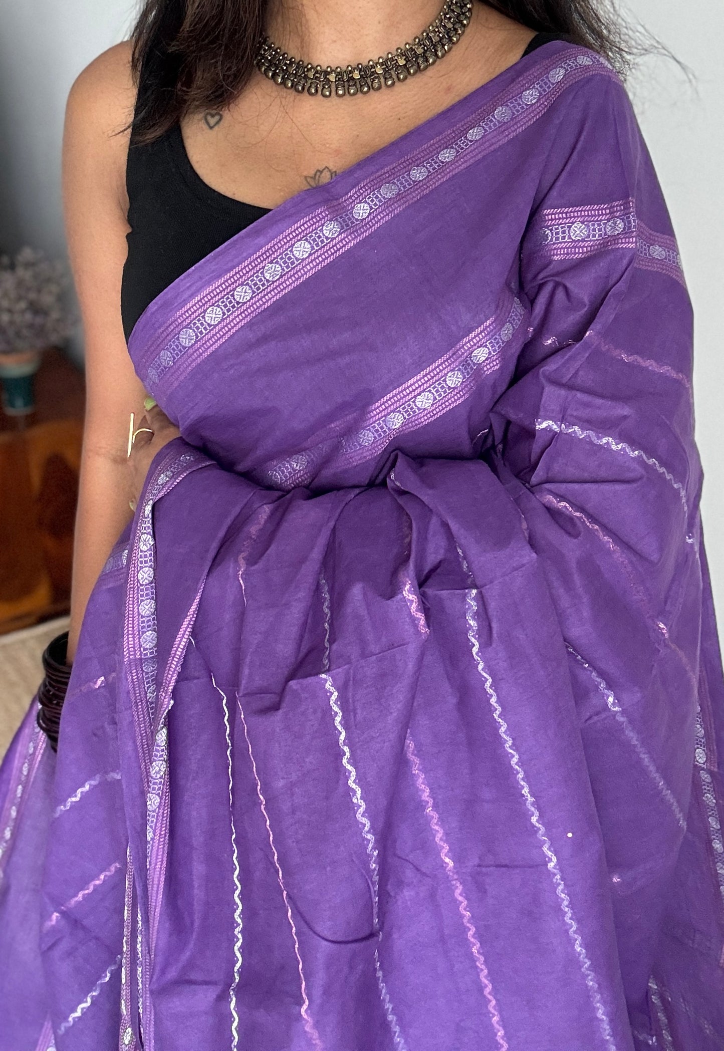 Violet veldhaari and patterned silver zari sungudi