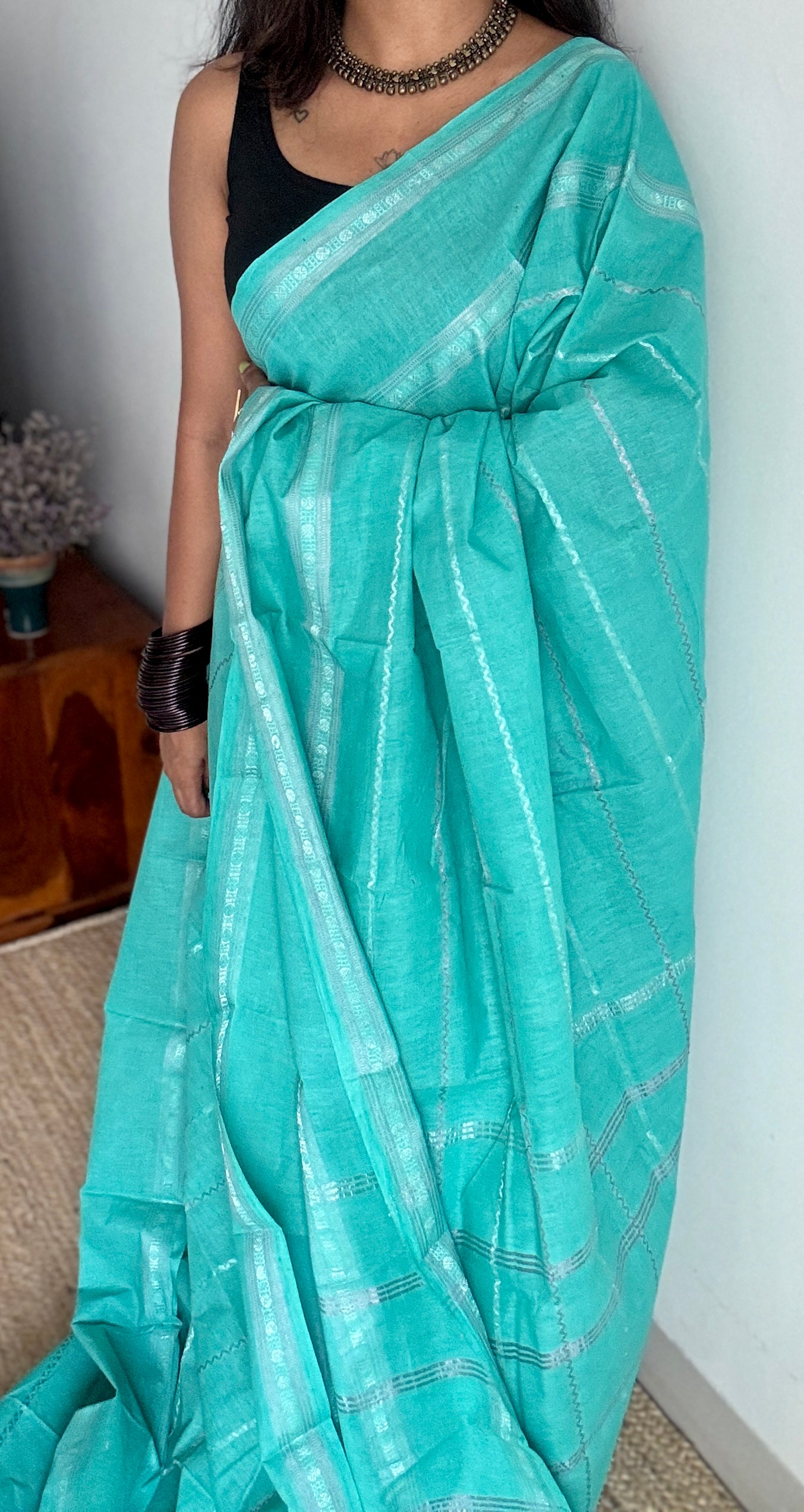 Turquoise veldhaari and patterned silver zari sungudi