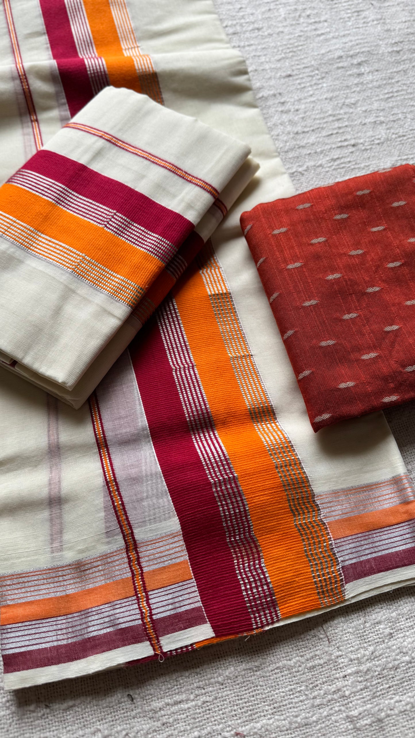 Set mund in ivory and gold with red and orange kara (border) - YCON25KCST16