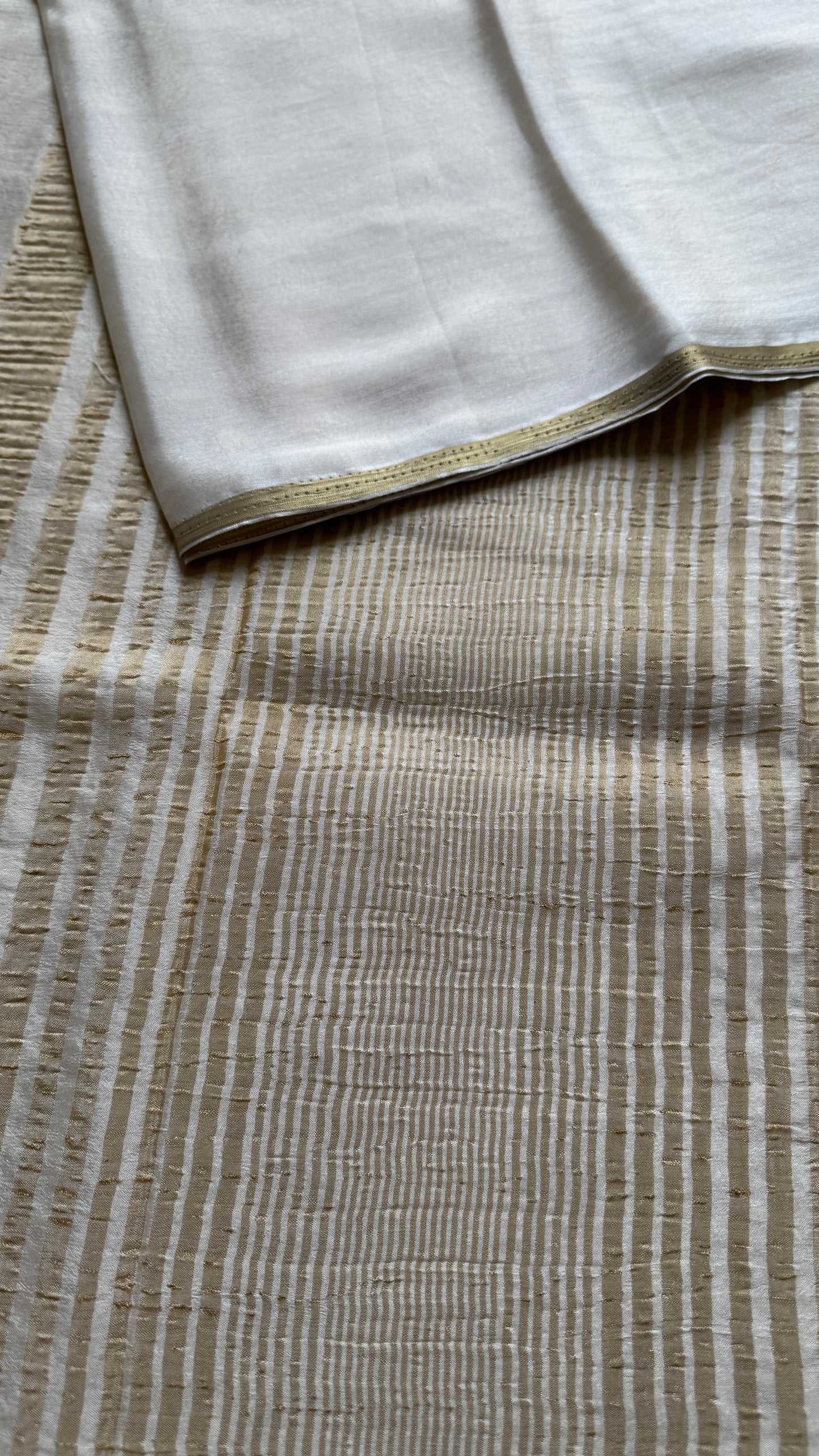 Noor - Ivory whispers & golden grace, chinon
