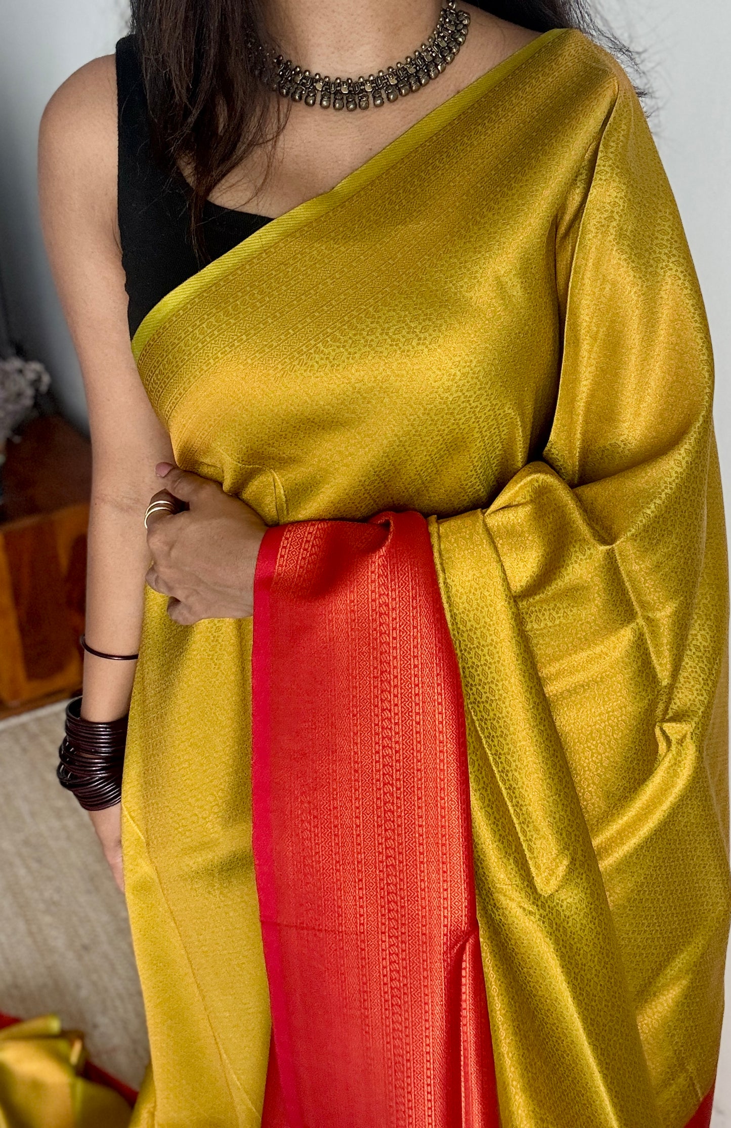 Varnika - Light green with red, semi-silk YCDOSKS06
