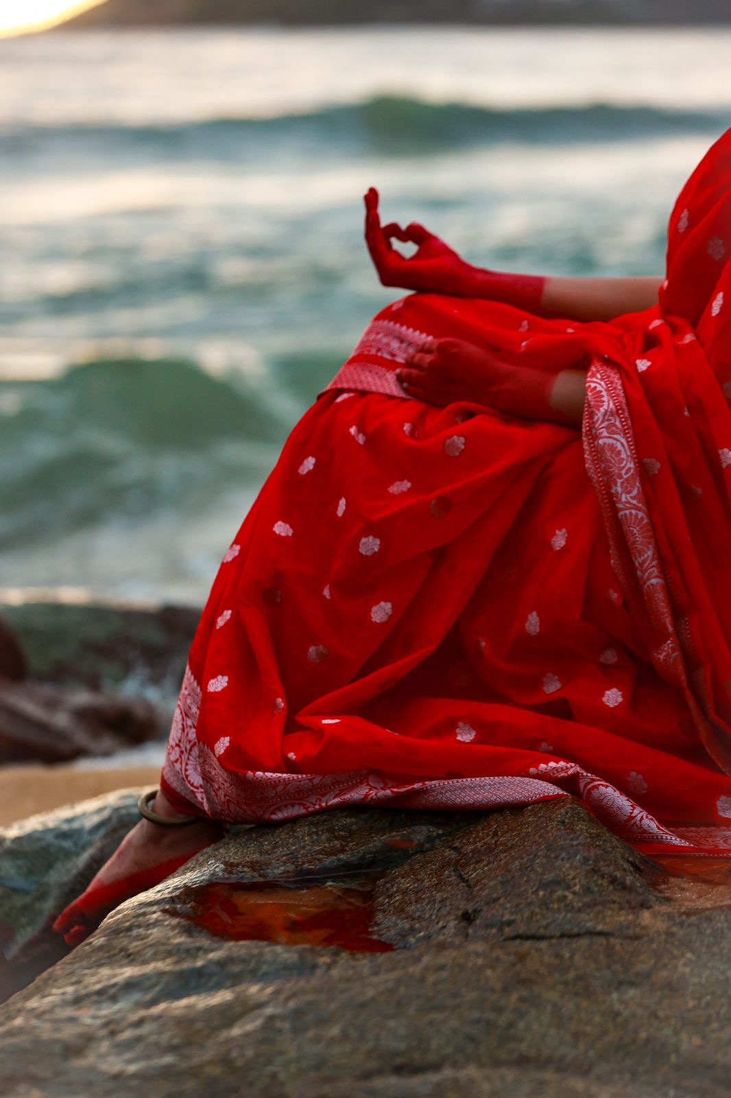 Aagomoni (আগমনী) - The sound of conch, the rhythm of dhunuchi, the laal paar saree : Pujo is here