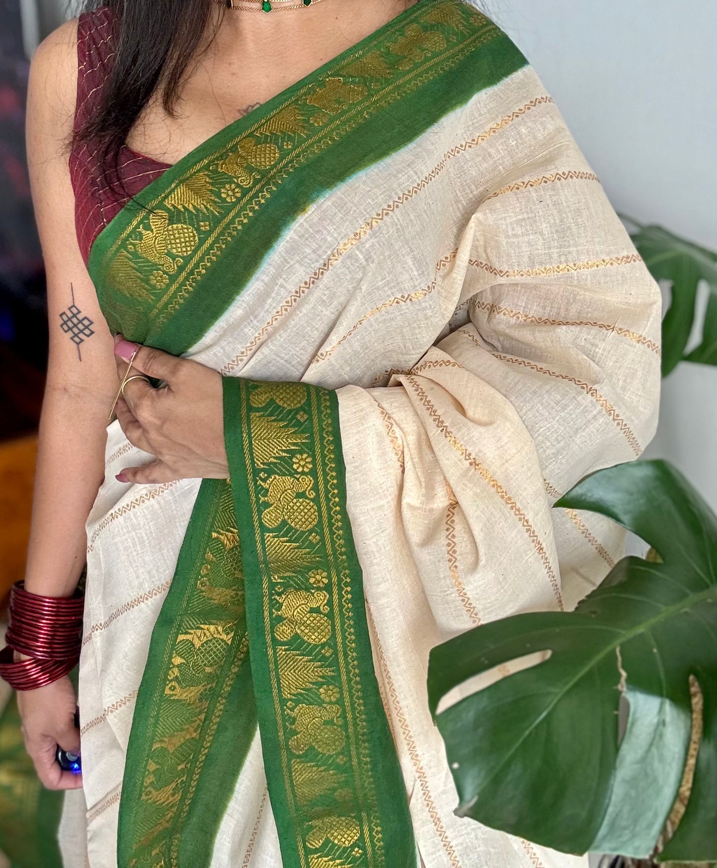 Ivory with green contrast velthaari sungudi, kattuchayam dyed madurai cotton - YCIEON104