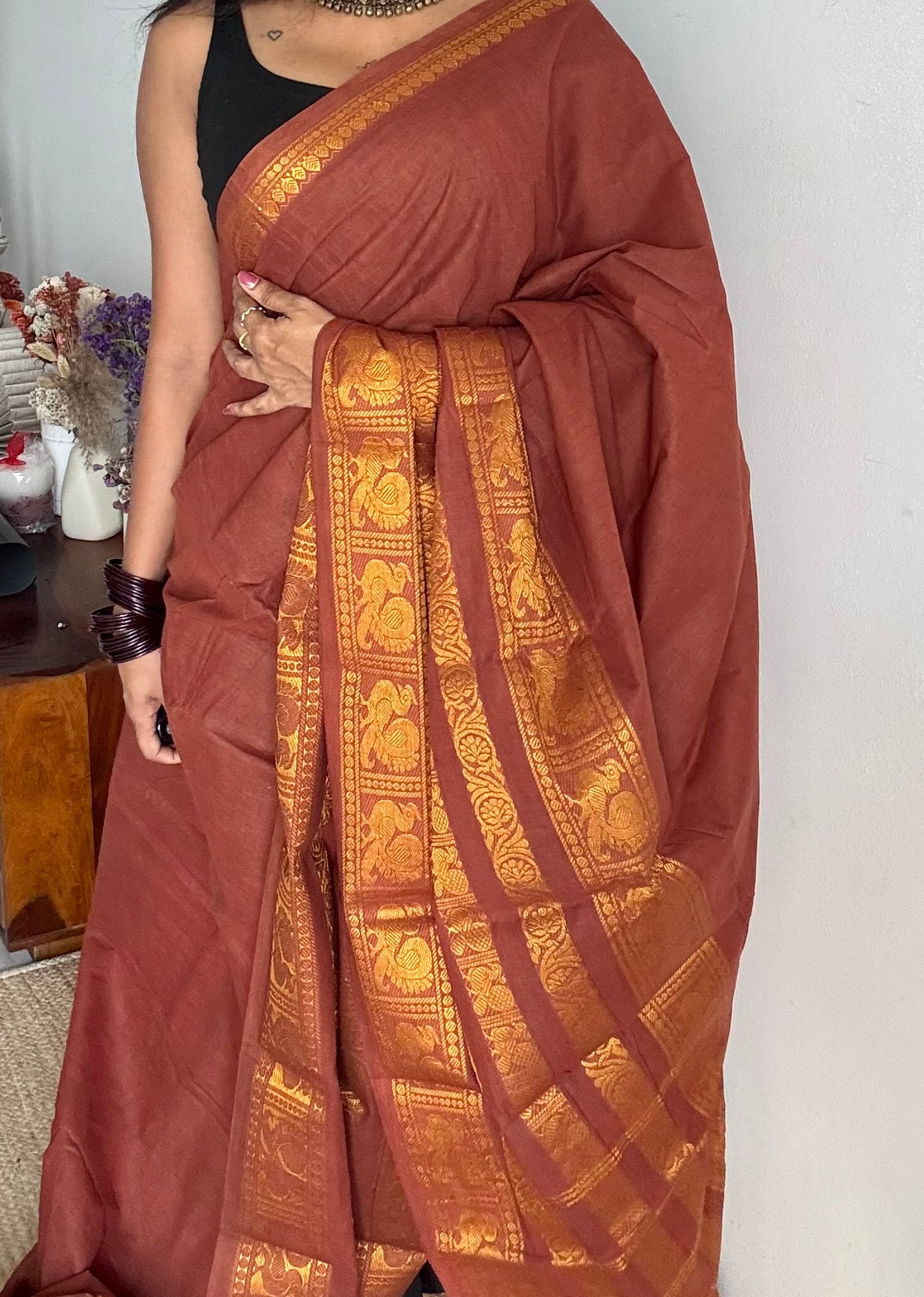 Brown long border sungudi, kattuchayam dyed madurai cotton - YCCOTNMSAP135