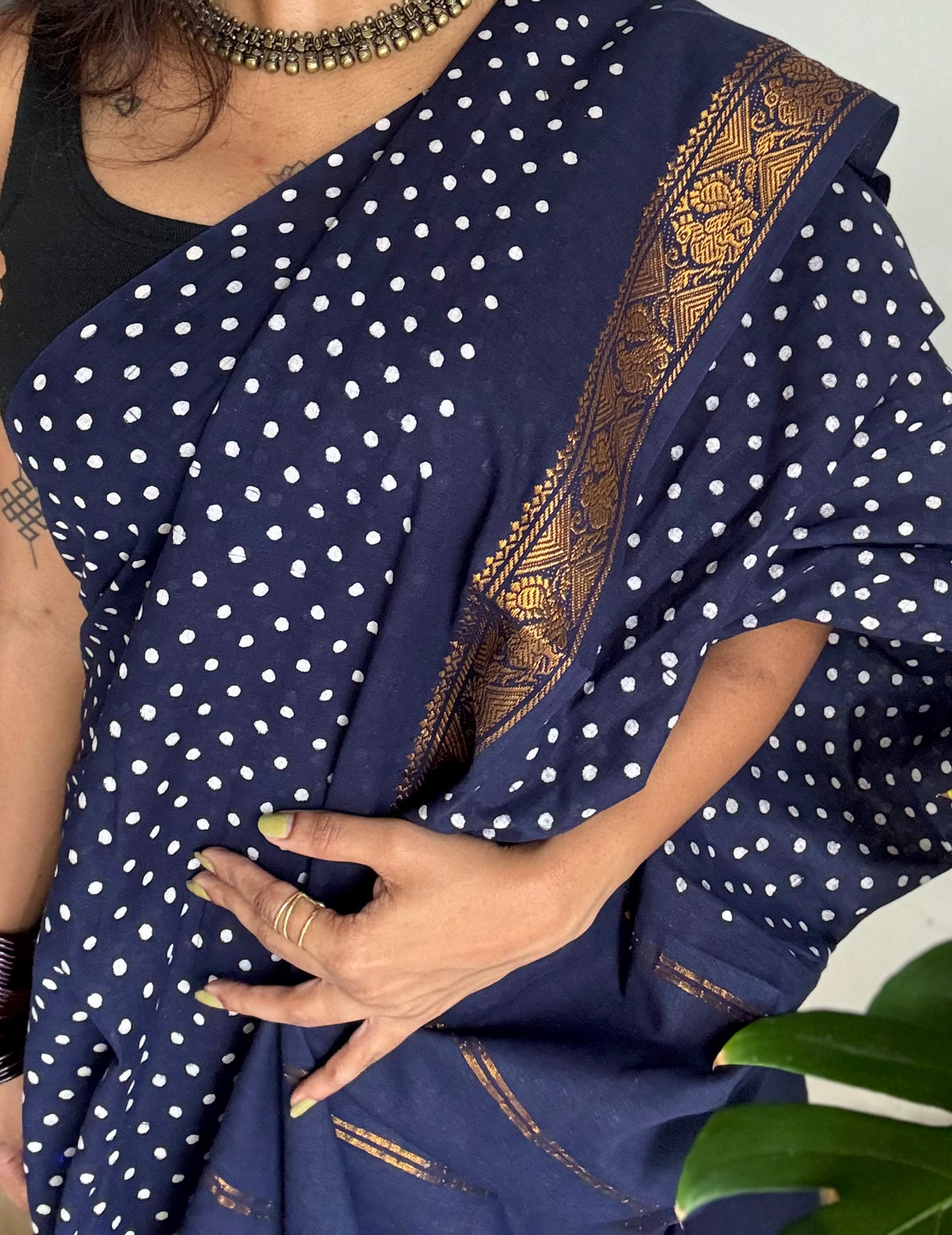 Dark blue sungudi dotted, single-side border, kattuchayam dyed madurai cotton saree - YCCOTNMSSE02