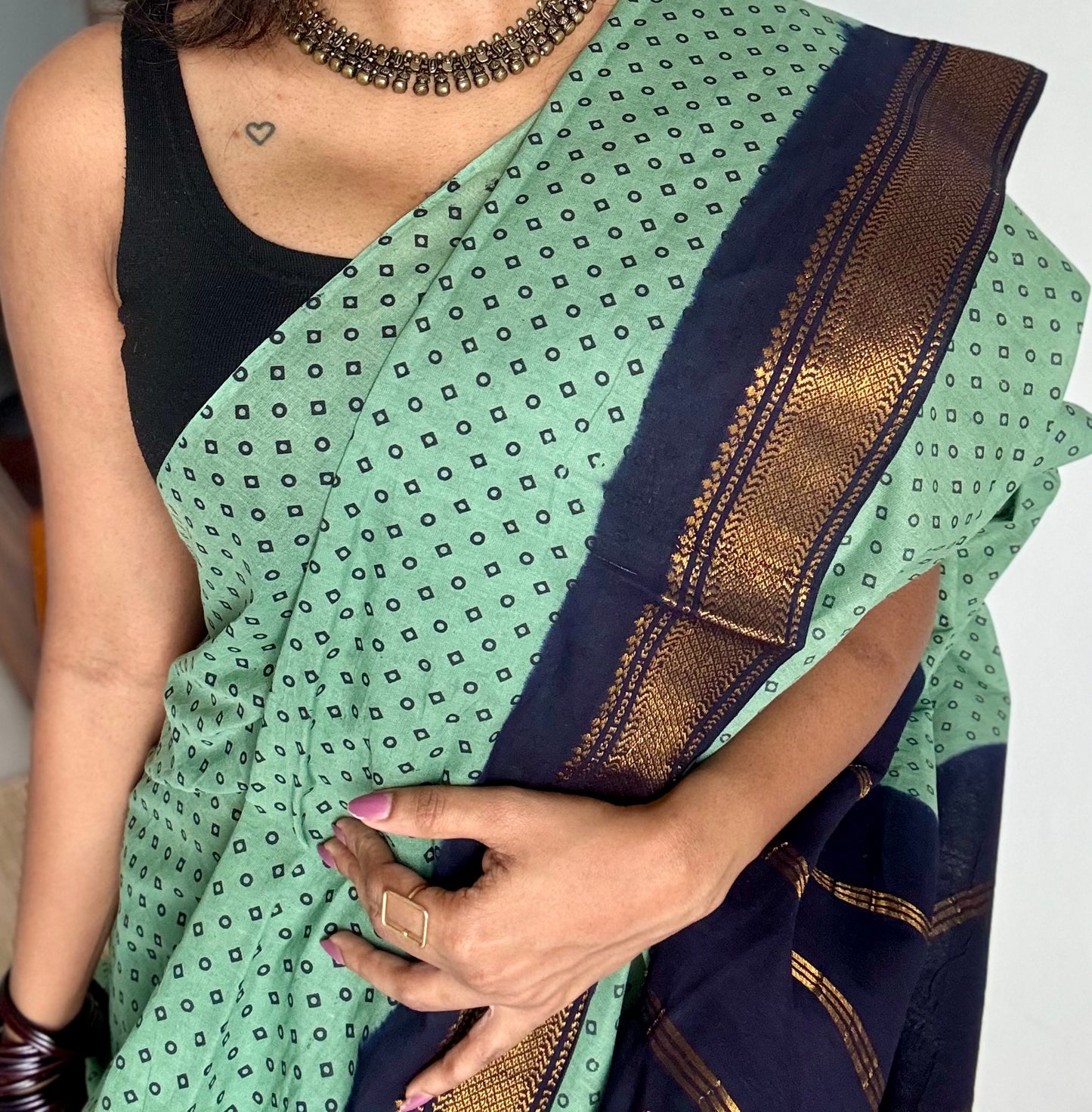 Pista green with navy blue, kattuchayam dyed madurai sungudi cotton saree - YCCOTNMSFE02