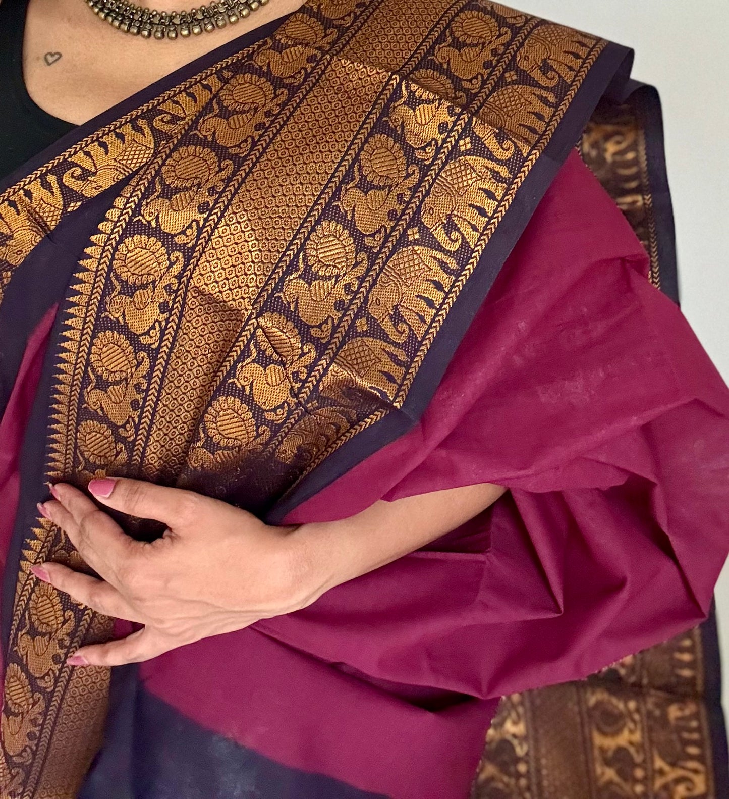 Maroon long border sungudi saree with black contrast, kattuchayam dyed madurai cotton - YCCOTNMA253