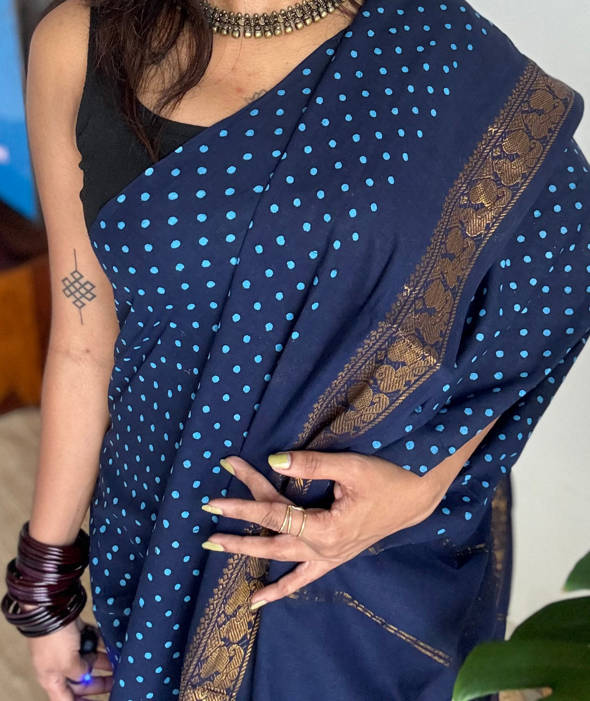 Dark blue sungudi dotted, single-side border, kattuchayam dyed madurai cotton saree - YCCOTNMSSE08