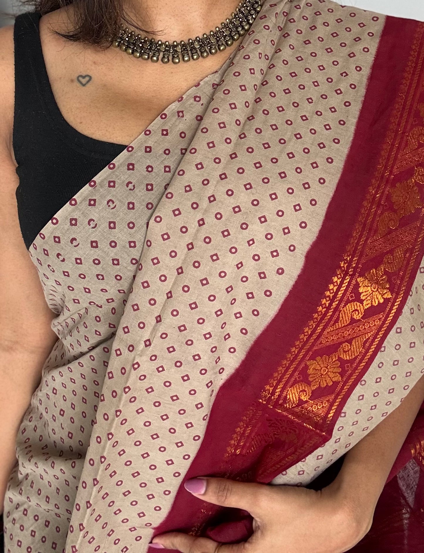 Warm grey with red, kattuchayam dyed madurai sungudi cotton saree - YCCOTNMSFE01