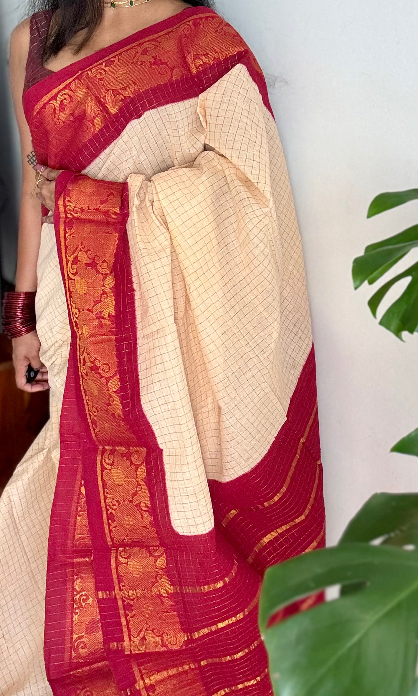 Ivory with red contrast zari checkered sungudi, kattuchayam dyed madurai cotton - YCIEON94