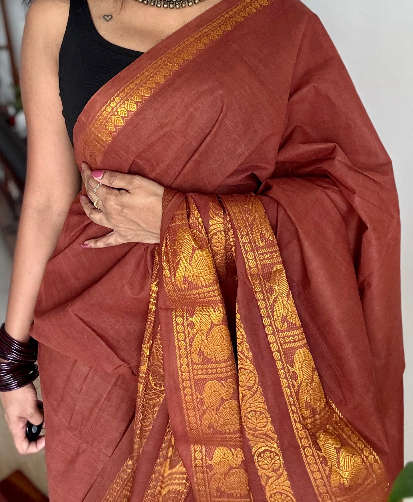 Brown long border sungudi, kattuchayam dyed madurai cotton - YCCOTNMSAP135