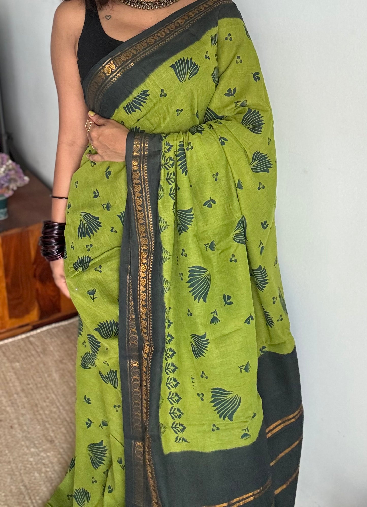 Light green with dark green, motif printed, kattuchayam dyed madurai sungudi cotton saree - YCCOTNMSFE75