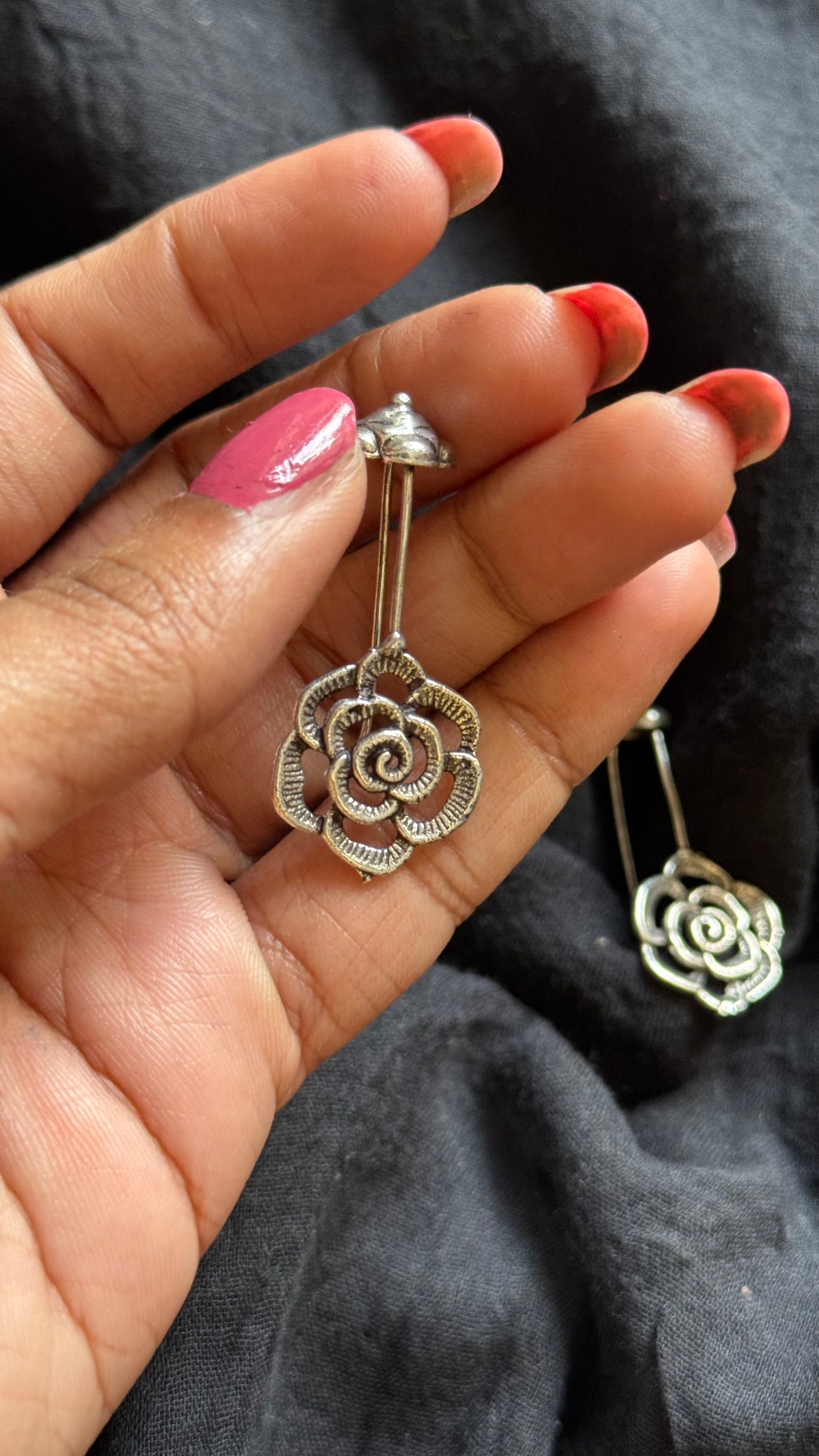Bugadi clip-on (non pierced), rose pattern, oxidised silver - YCOSEBU517
