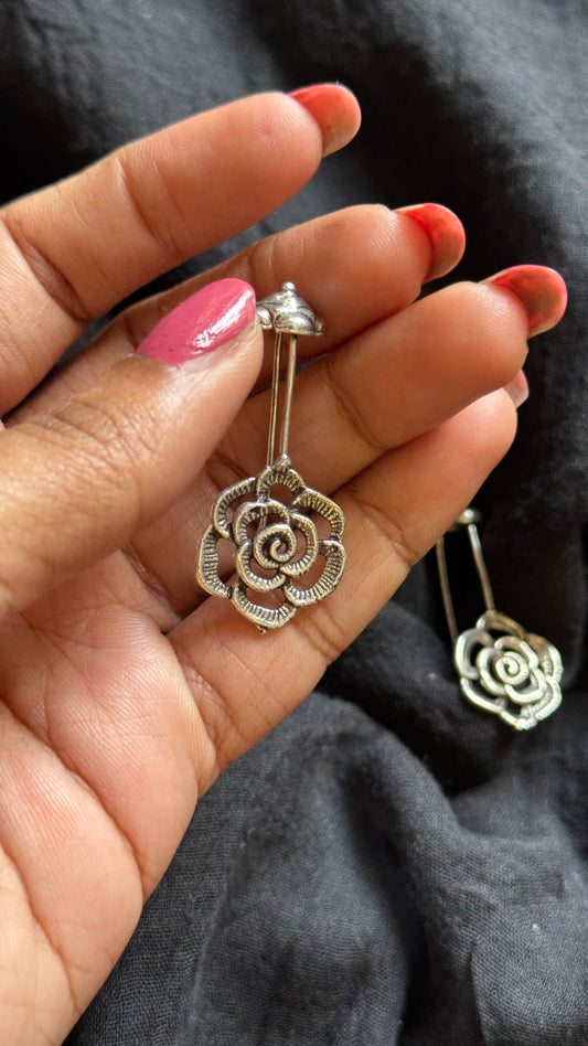 Bugadi clip-on (non pierced), rose pattern, oxidised silver - YCOSEBU517