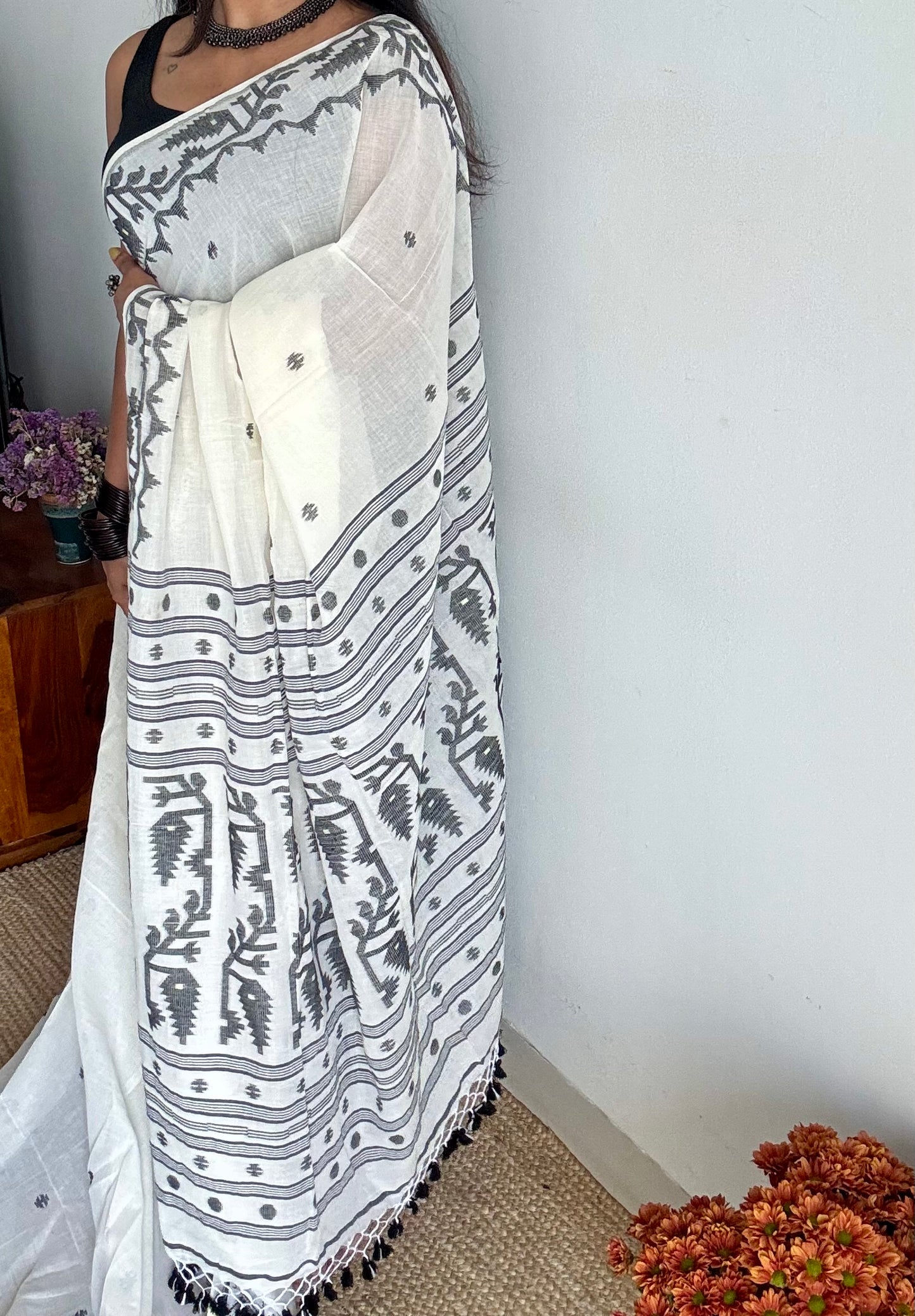 White with black contrast jamdani saree in soft handloom cotton - YCBCJDFE378