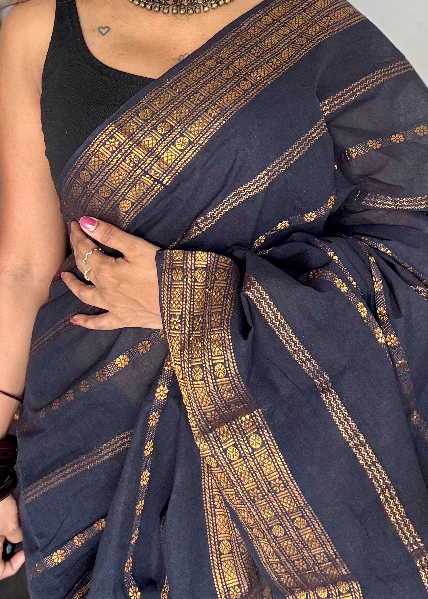 Black floral patterned velthaari, kattuchayam dyed madurai cotton saree  - YCCOTNMSAP215
