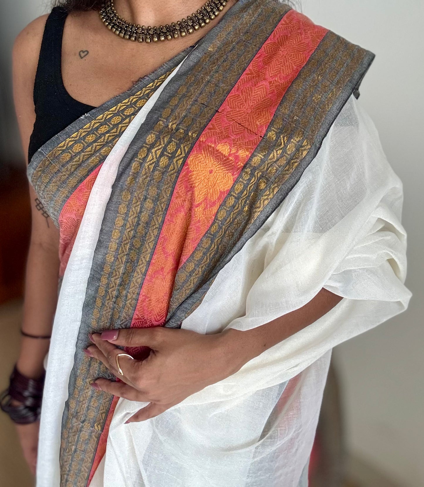 Ivory mul saree, dark grey and red kanchi border - YCIEON154