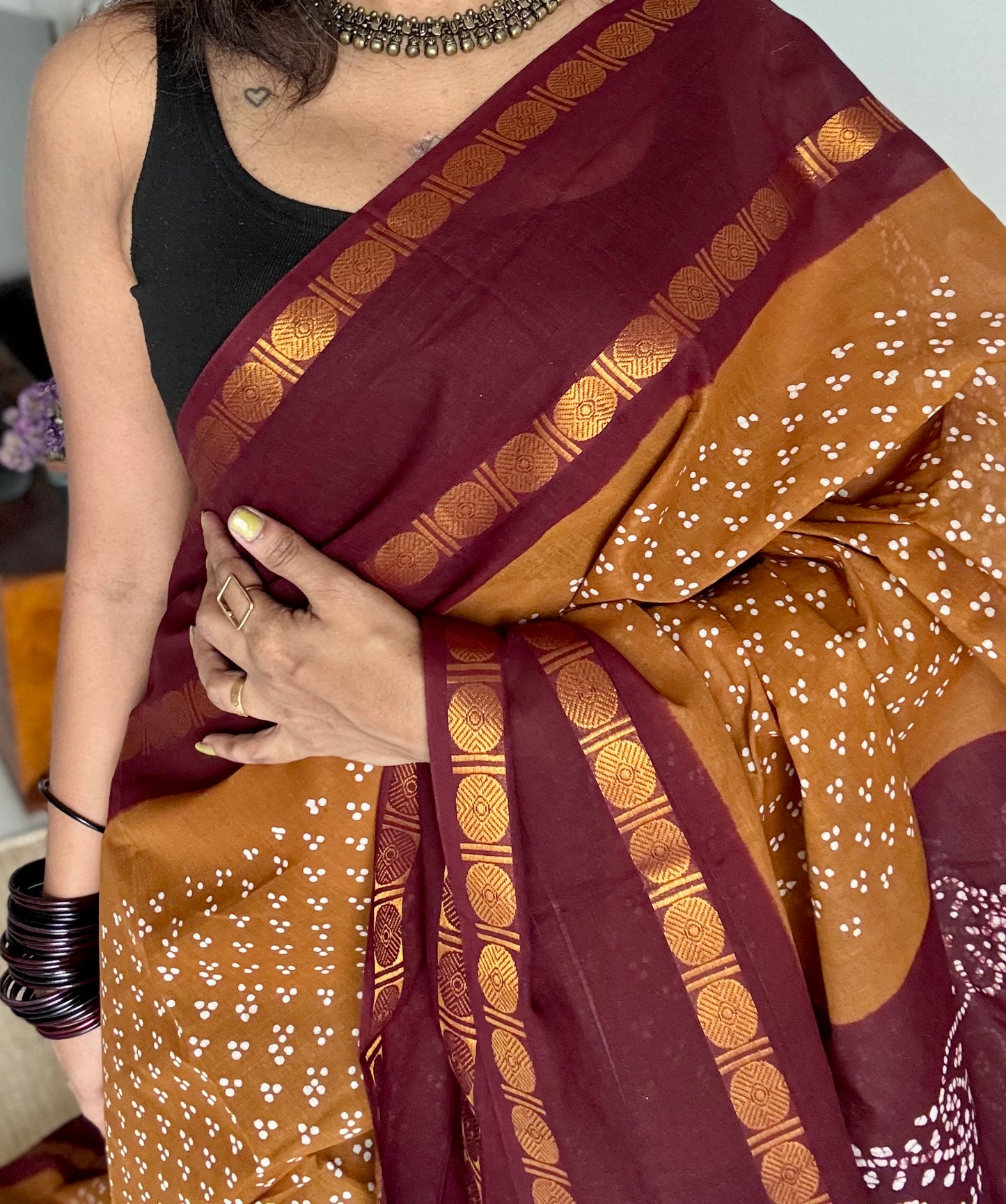 Light brown with maroon contrast border, kattuchayam dyed madurai sungudi cotton saree - YCCOTNMSFE85