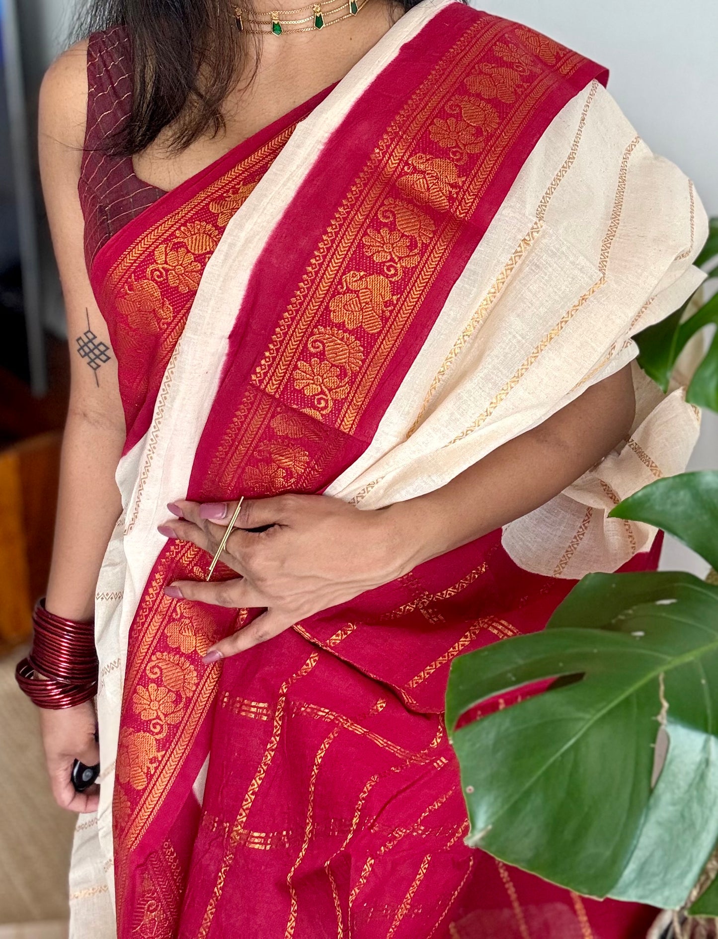 Ivory with red contrast velthaari sungudi, kattuchayam dyed madurai cotton - YCIEON105