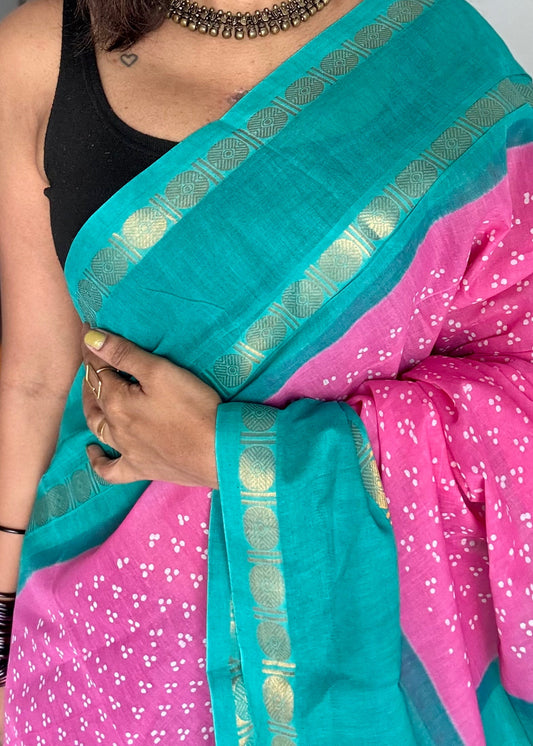 Light pink with blue contrast border, kattuchayam dyed madurai sungudi cotton saree - YCCOTNMSFE82