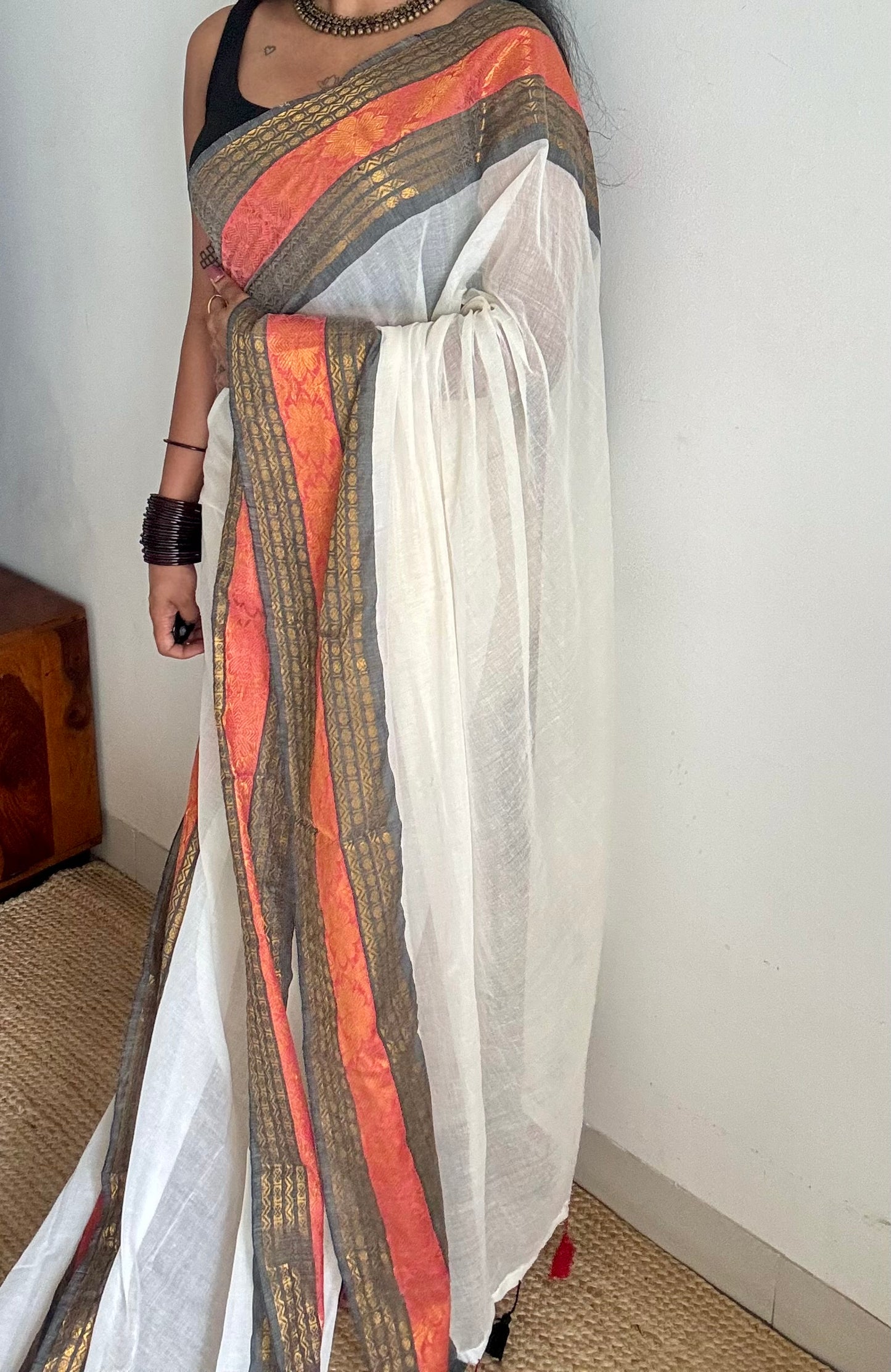 Ivory mul saree, dark grey and red kanchi border - YCIEON154