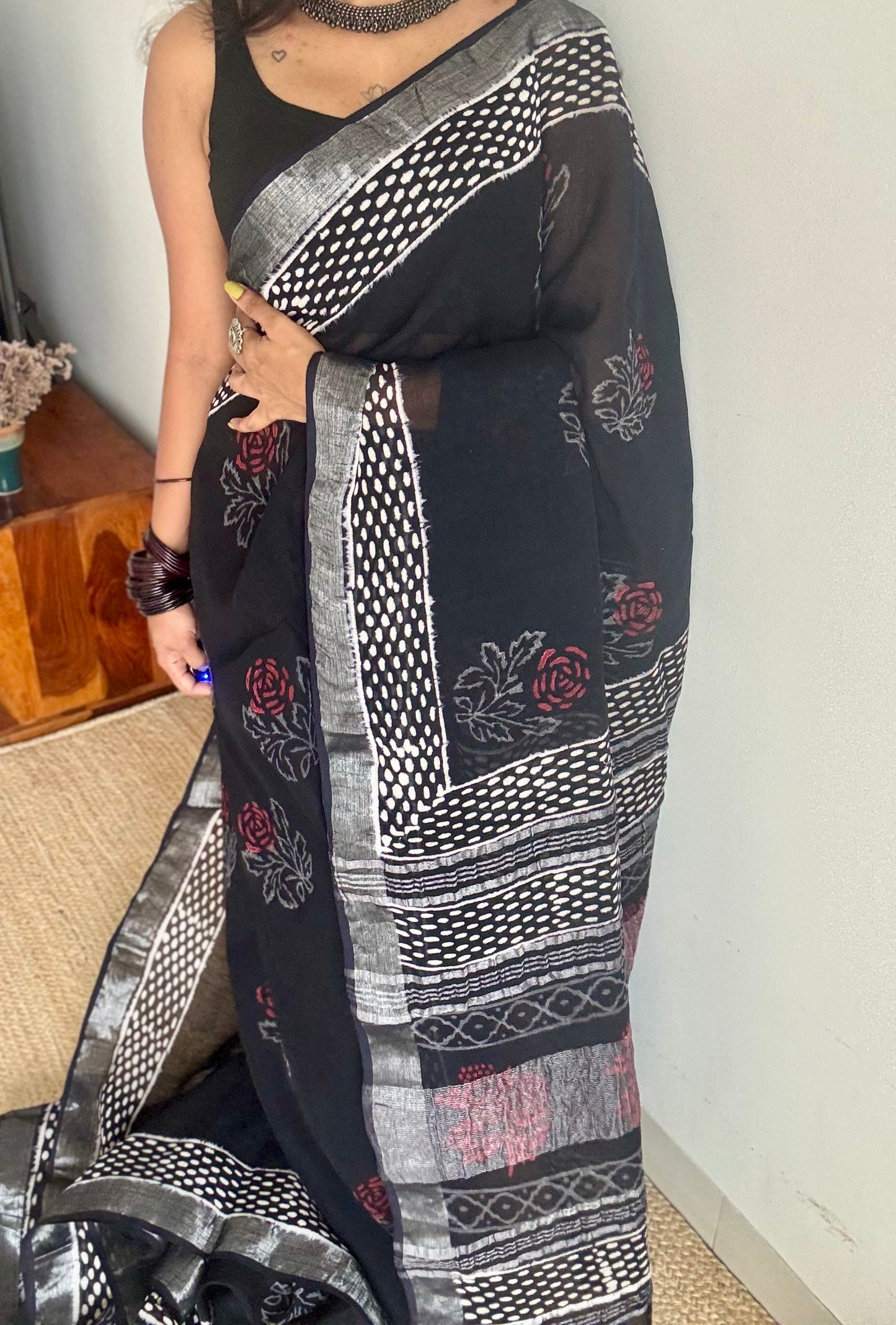 Black linen, red rose motif, silver zari border - YCTOROCBP58