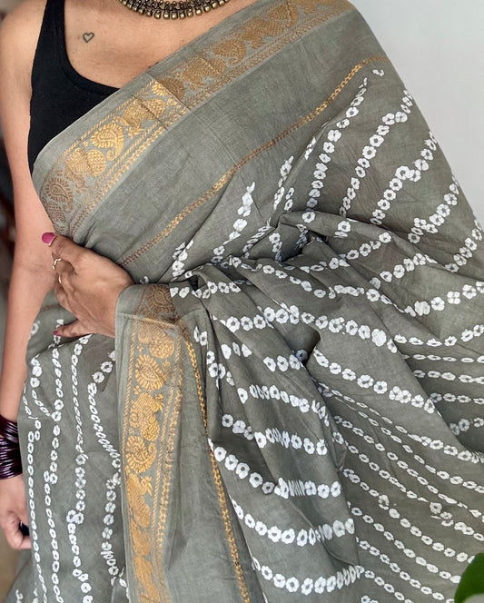 Light grey wax dot printed sungudi, kattuchayam dyed madurai cotton - YCCOTNMSAP157