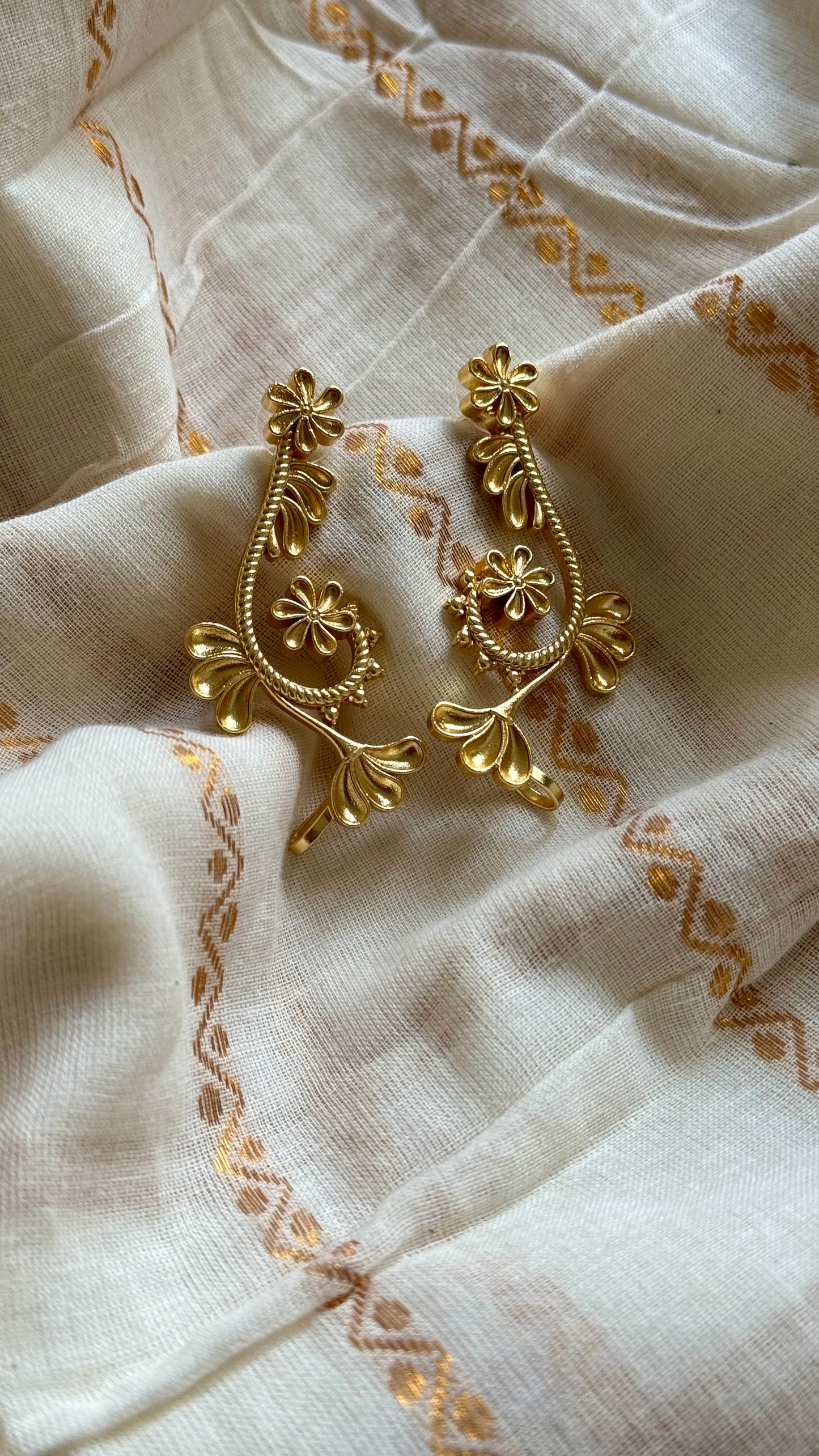 Gold plated, floral patterned earcuff - YCGPEC583