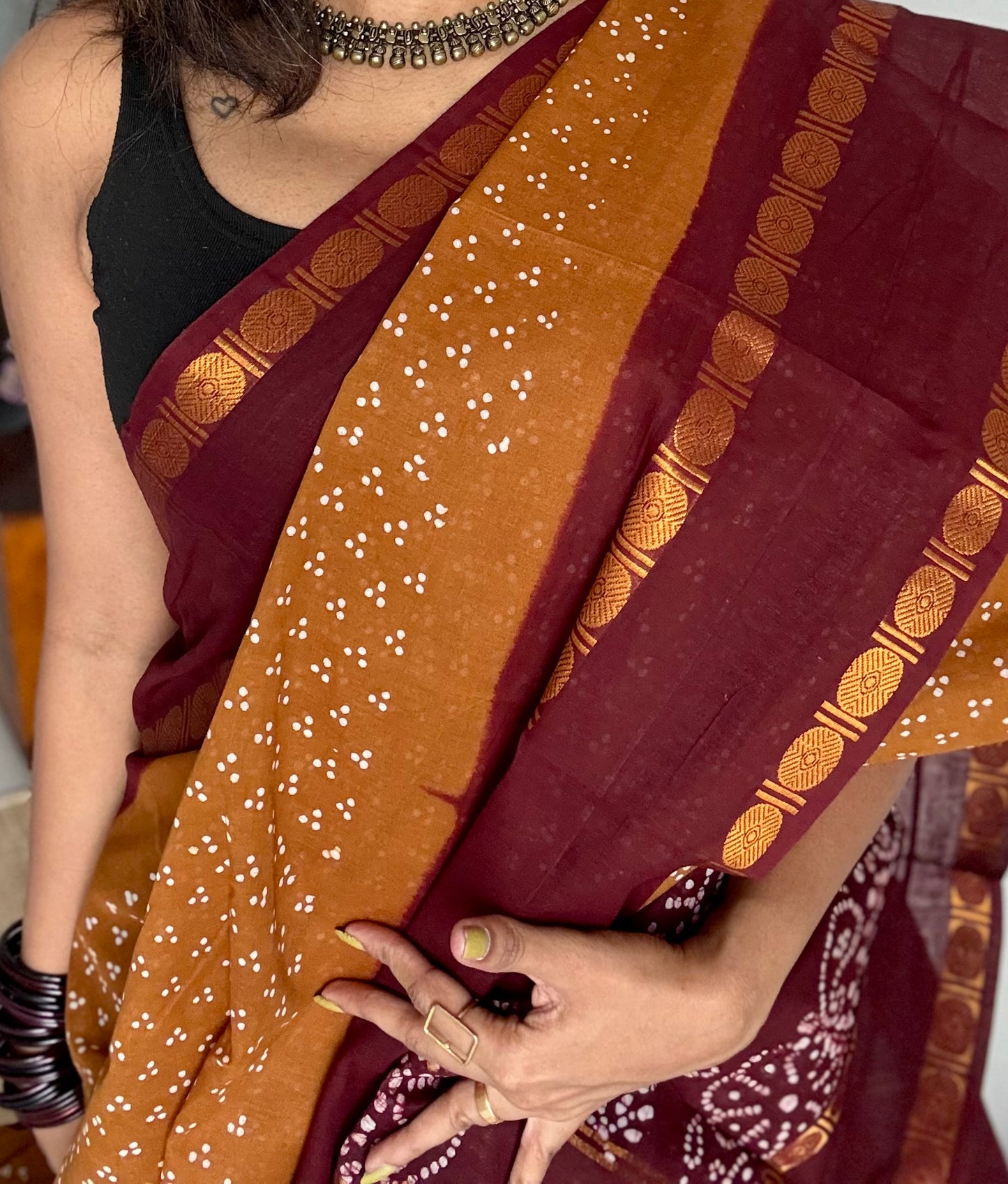 Light brown with maroon contrast border, kattuchayam dyed madurai sungudi cotton saree - YCCOTNMSFE85