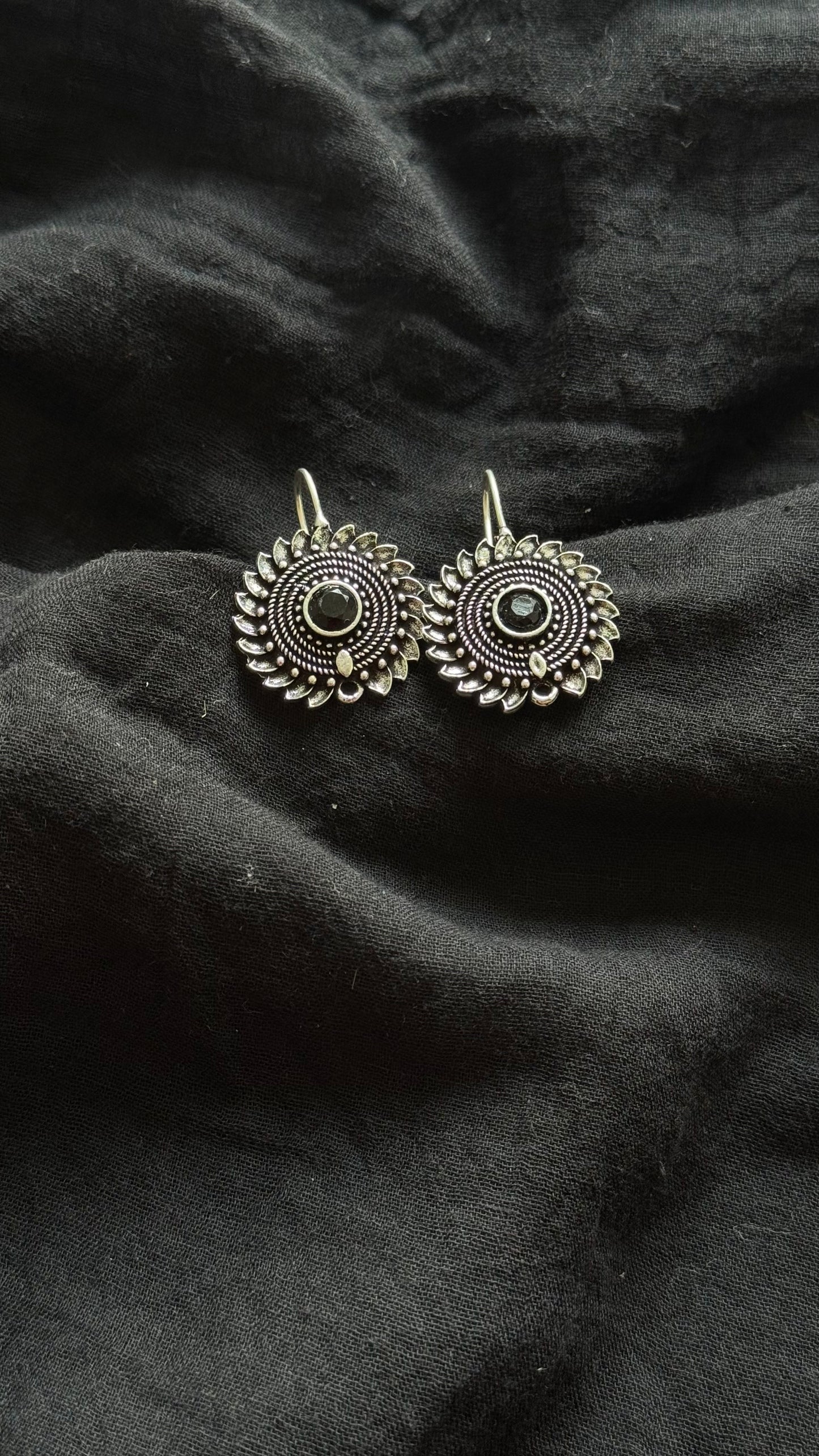 Bugadi clip-on (non pierced), black stone, oxidised silver - YCOSBU719