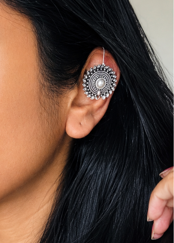 Bugadi clip-on (non pierced), white bead, oxidised silver - YCOSBU716