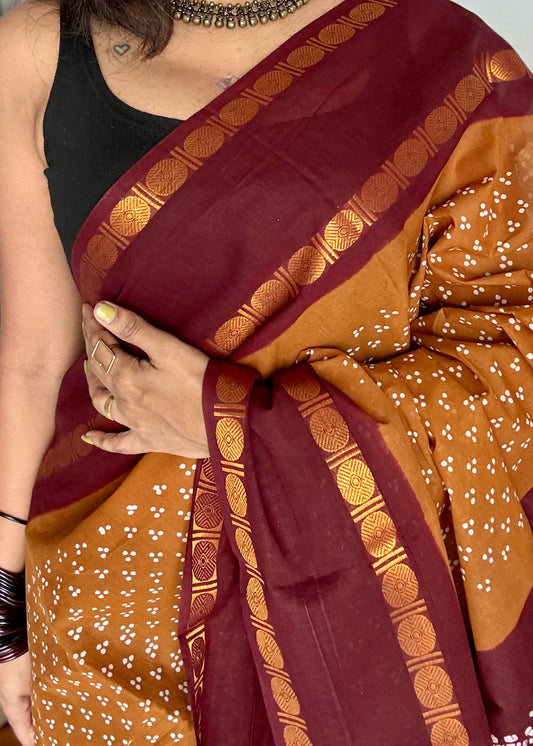 Light brown with maroon contrast border, kattuchayam dyed madurai sungudi cotton saree - YCCOTNMSFE85