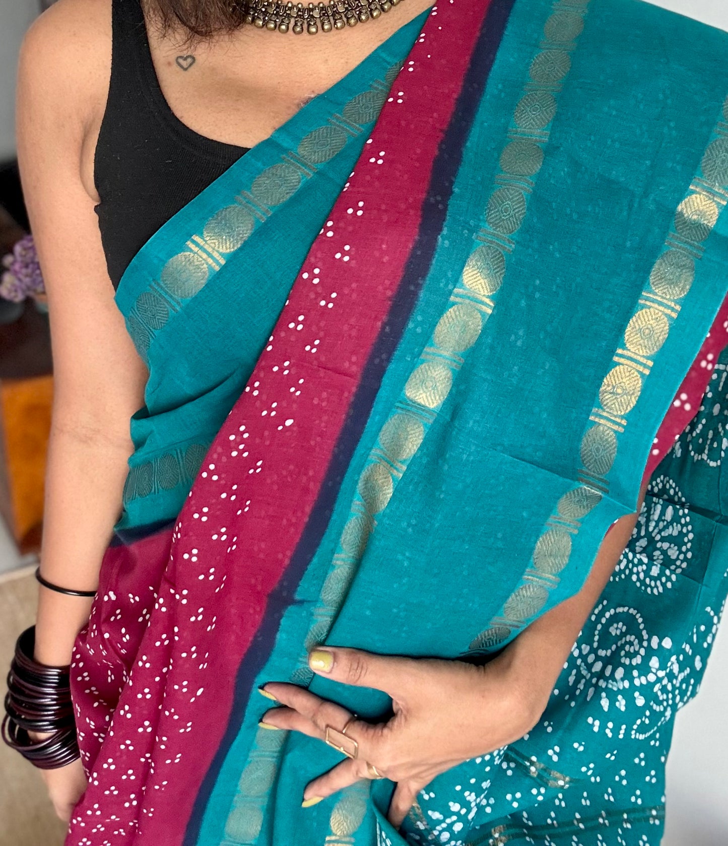 Reddish pink with dark turquoise contrast border, kattuchayam dyed madurai sungudi cotton saree - YCCOTNMSFE81