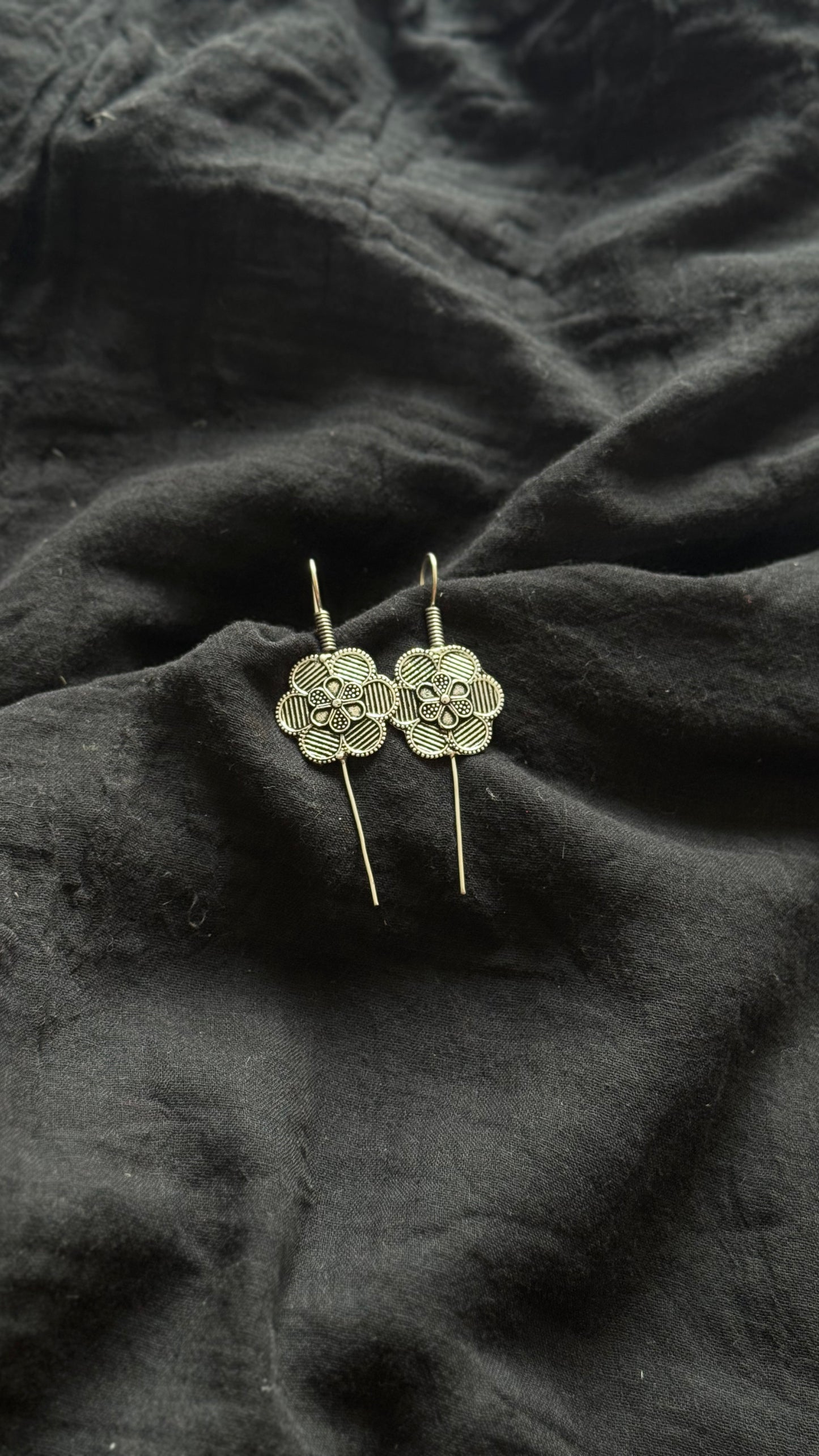 Oxidised silver, floral patterned earcuff - YCOSEC705