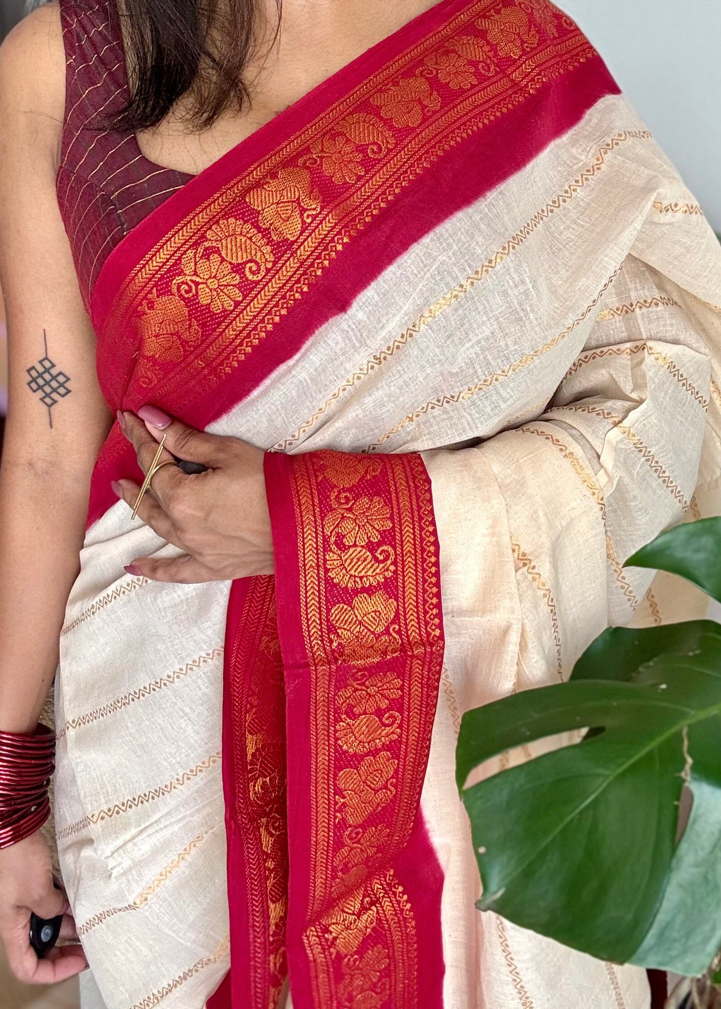 Ivory with red contrast velthaari sungudi, kattuchayam dyed madurai cotton - YCIEON105